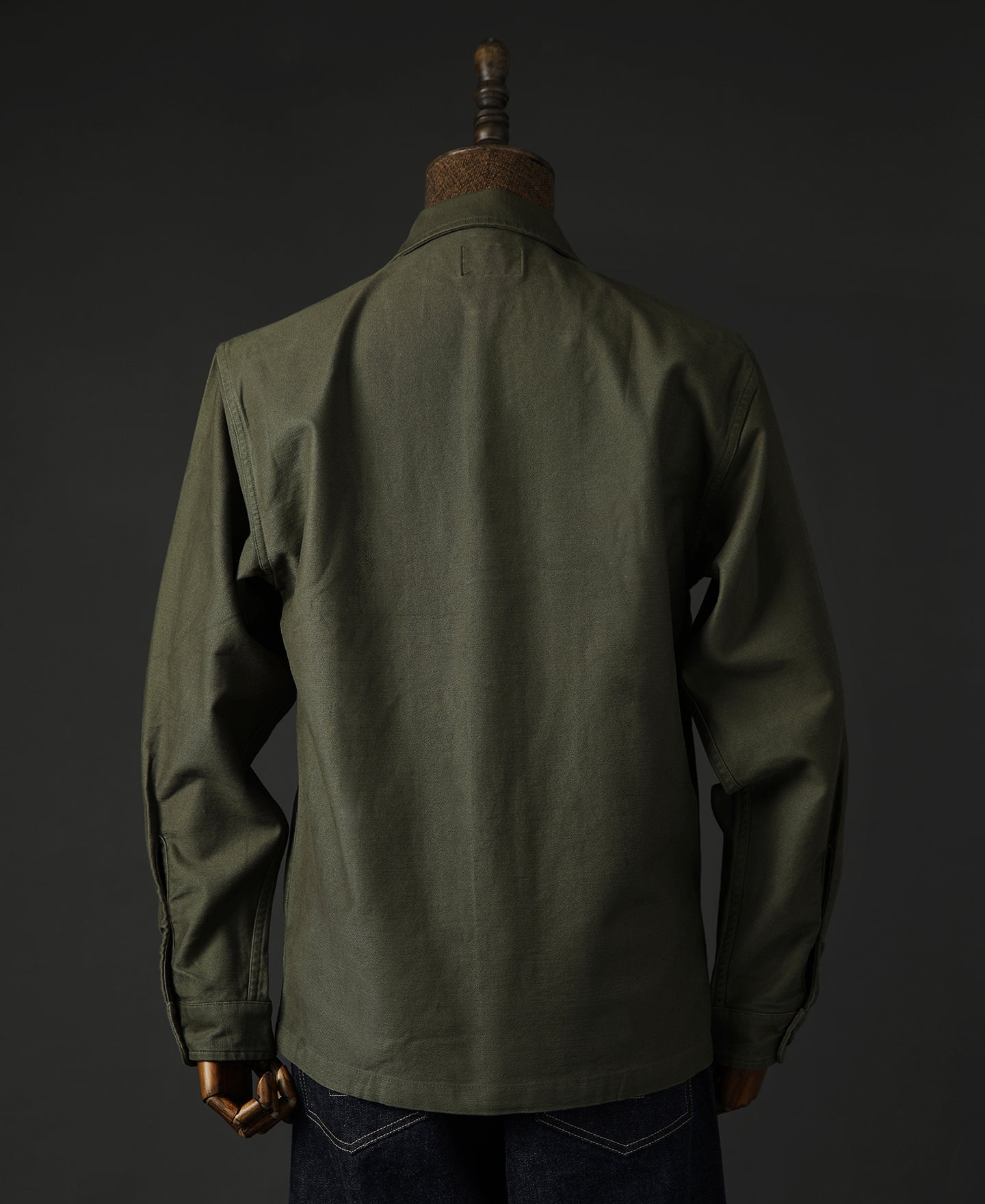 Chemise boutonnée en coton à manches longues et coupe militaire vert olive