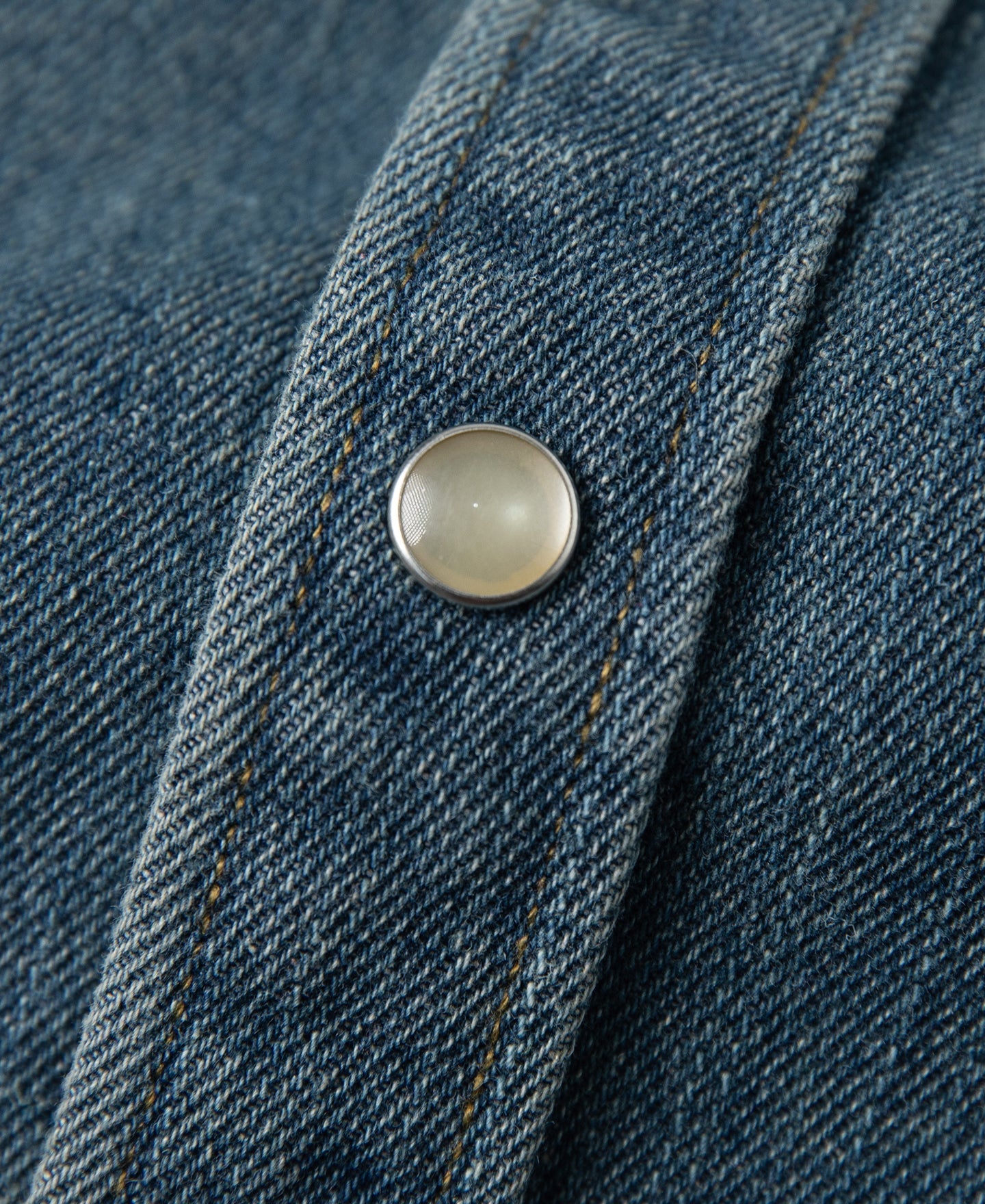 Chemise western en jean flammé bleu avec poches poitrine brodées et boutons-pression