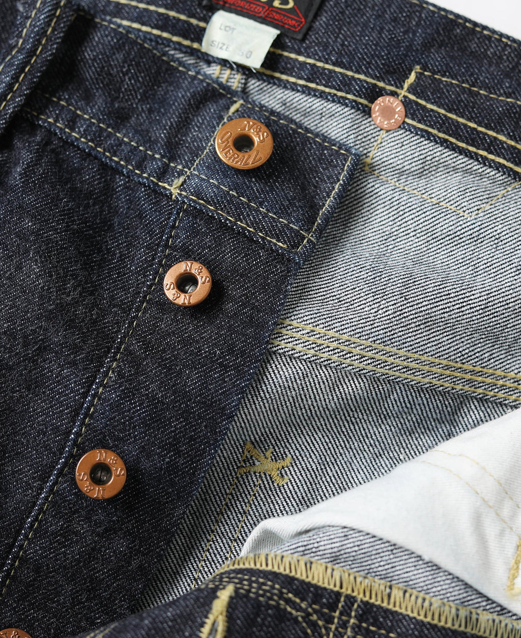 Jean large en denim selvedge indigo coupe décontractée avec revers