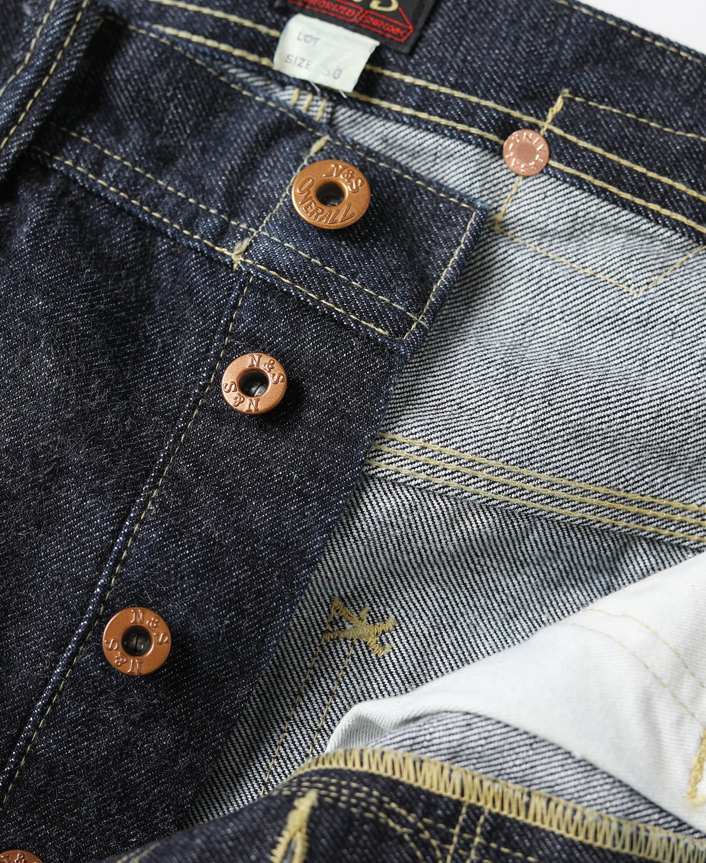 Jean large en denim selvedge indigo coupe décontractée avec revers