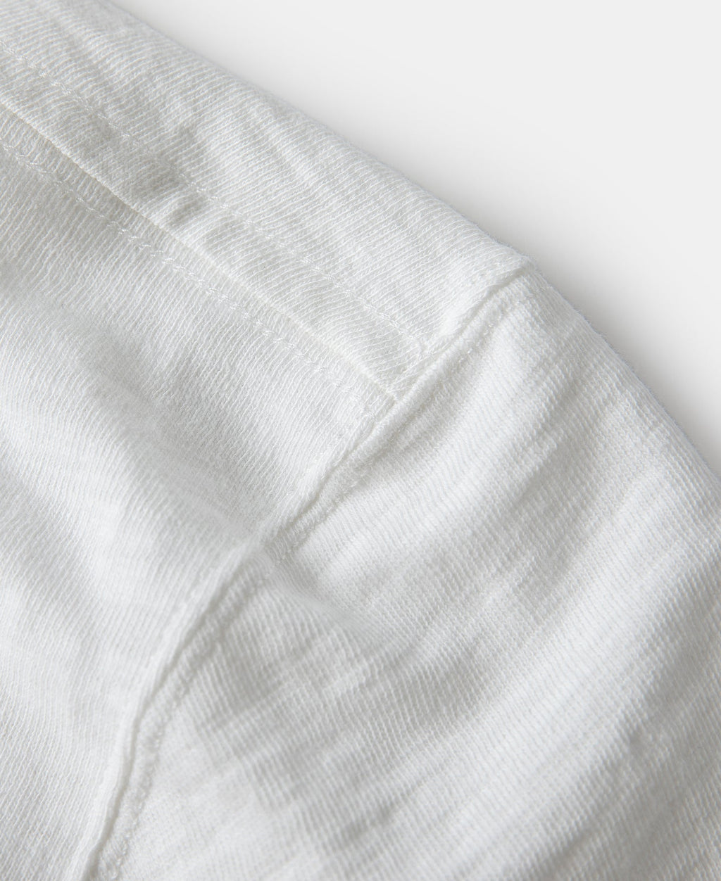 T-shirt blanc à col rond et manches courtes, avec soufflet tubulaire épais