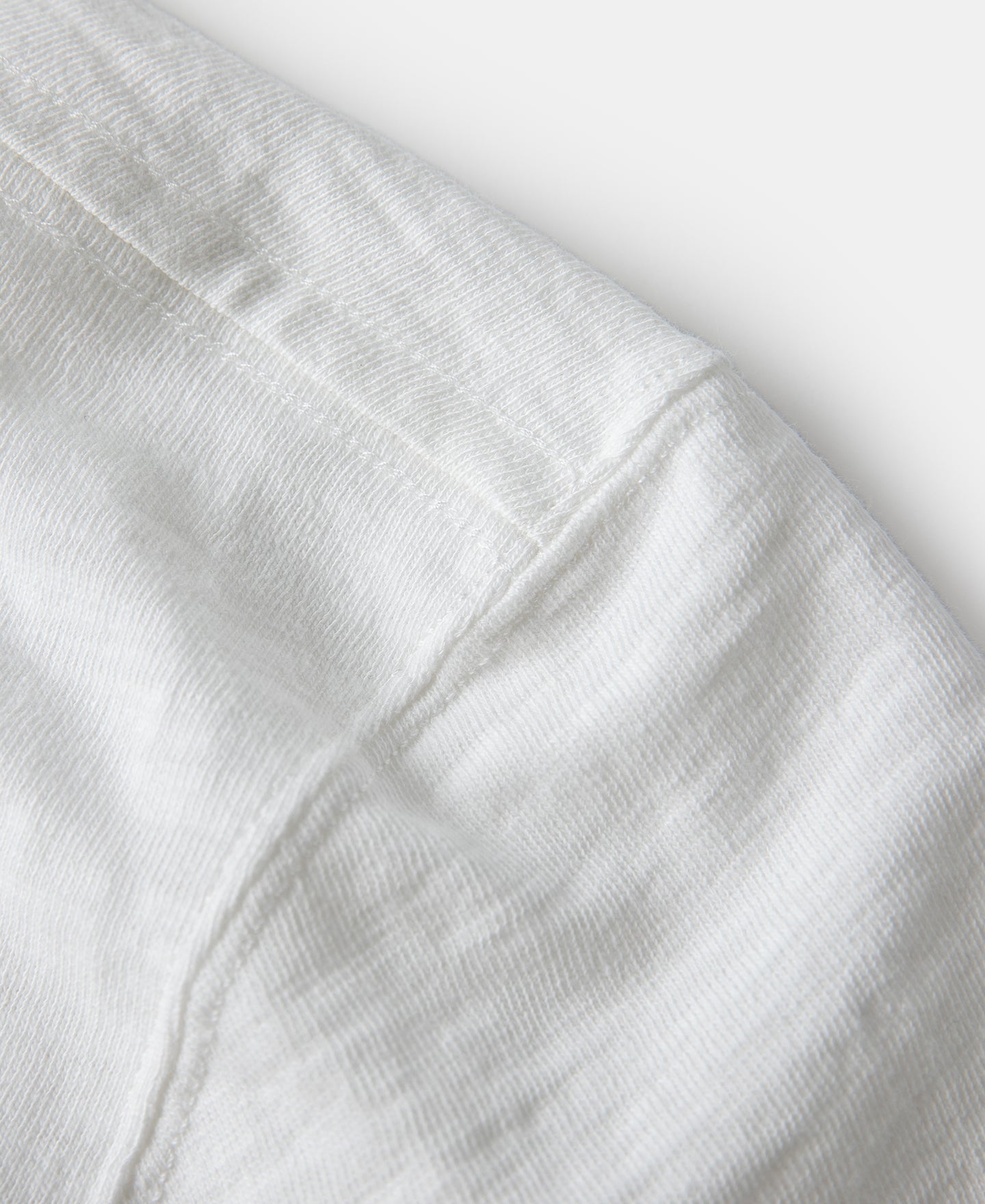 T-shirt blanc à col rond et manches courtes, avec soufflet tubulaire épais