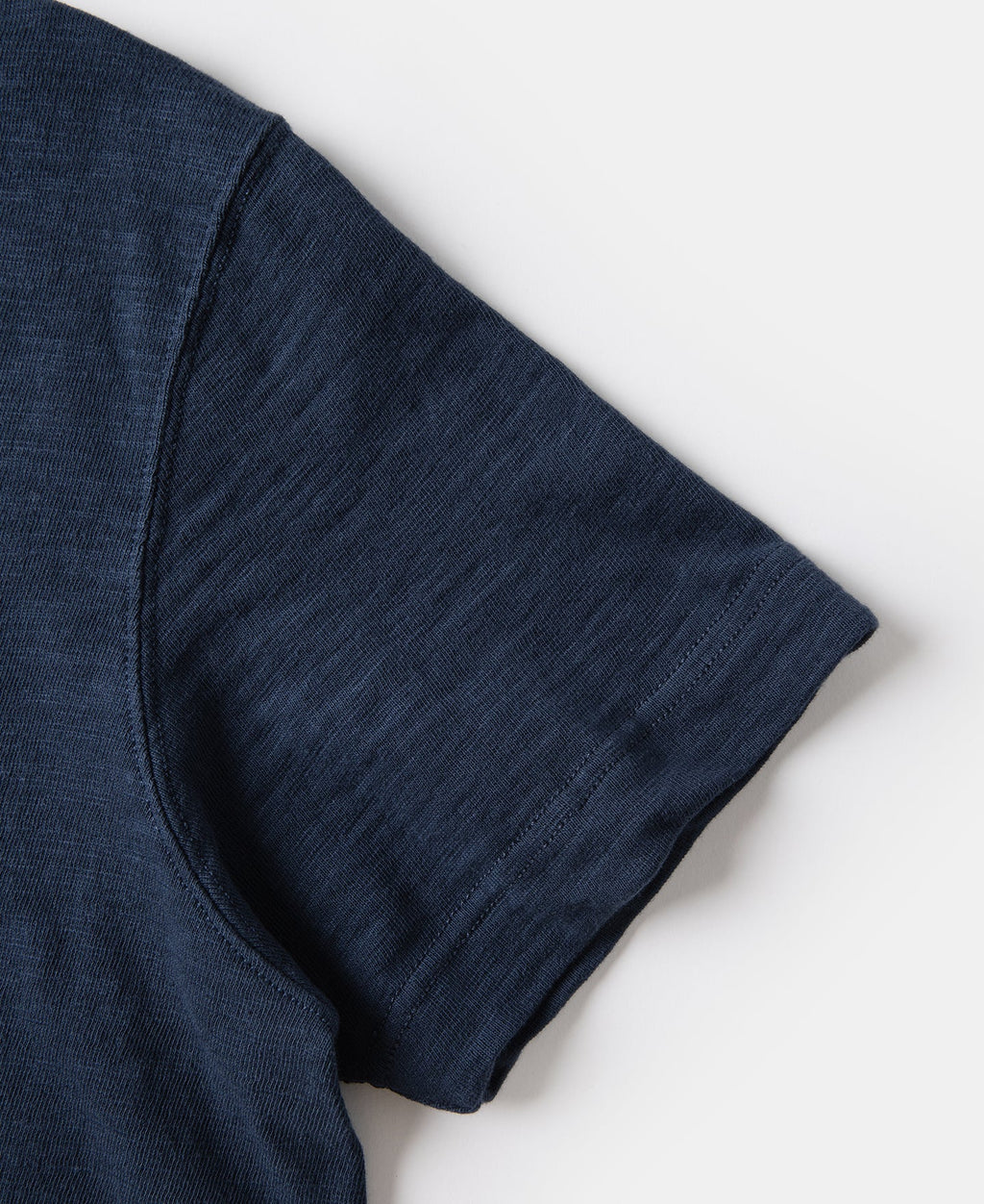 T-shirt tubulaire en coton lourd indigo à soufflet et col ras du cou, manches courtes