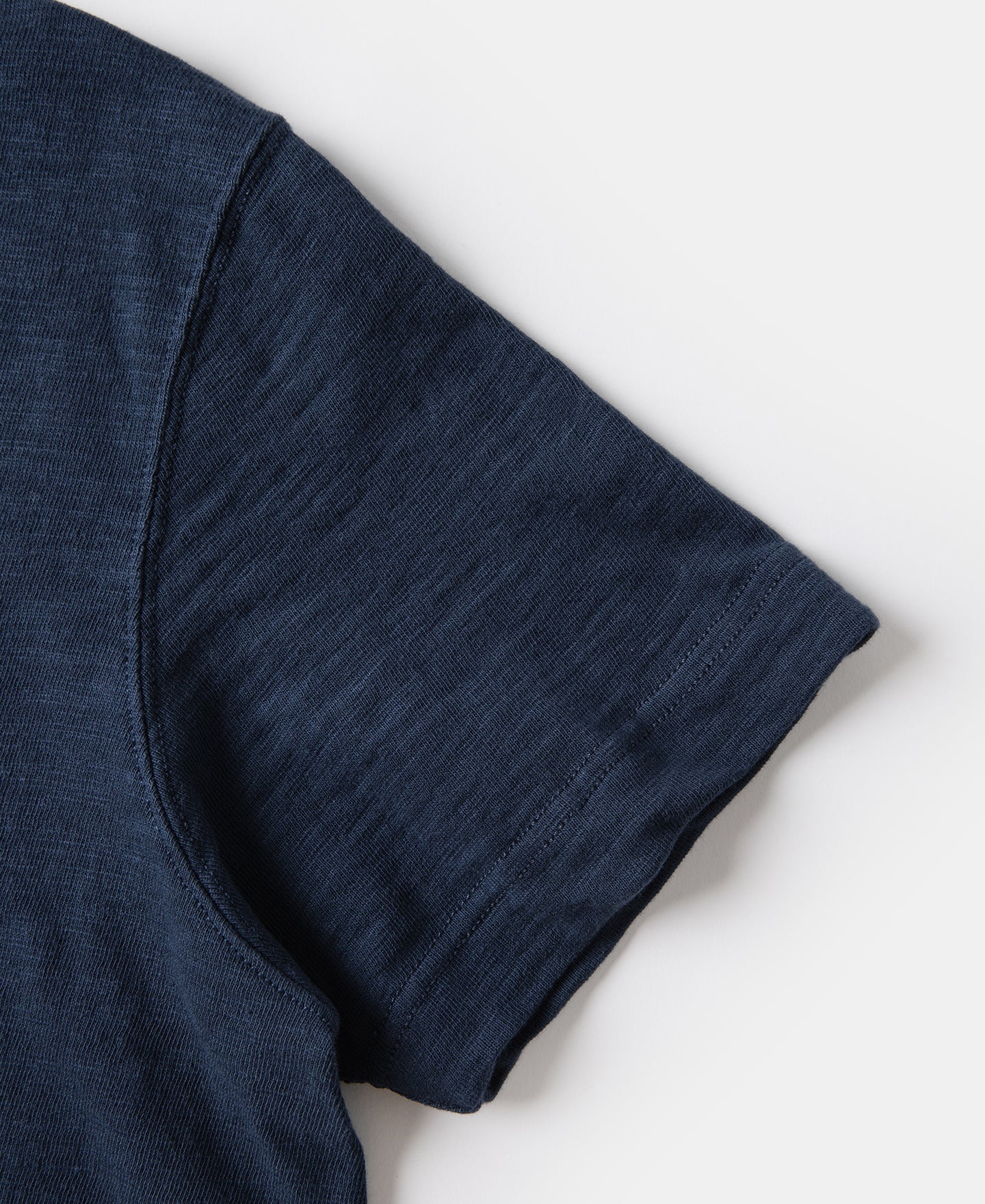 T-shirt tubulaire en coton lourd indigo à soufflet et col ras du cou, manches courtes