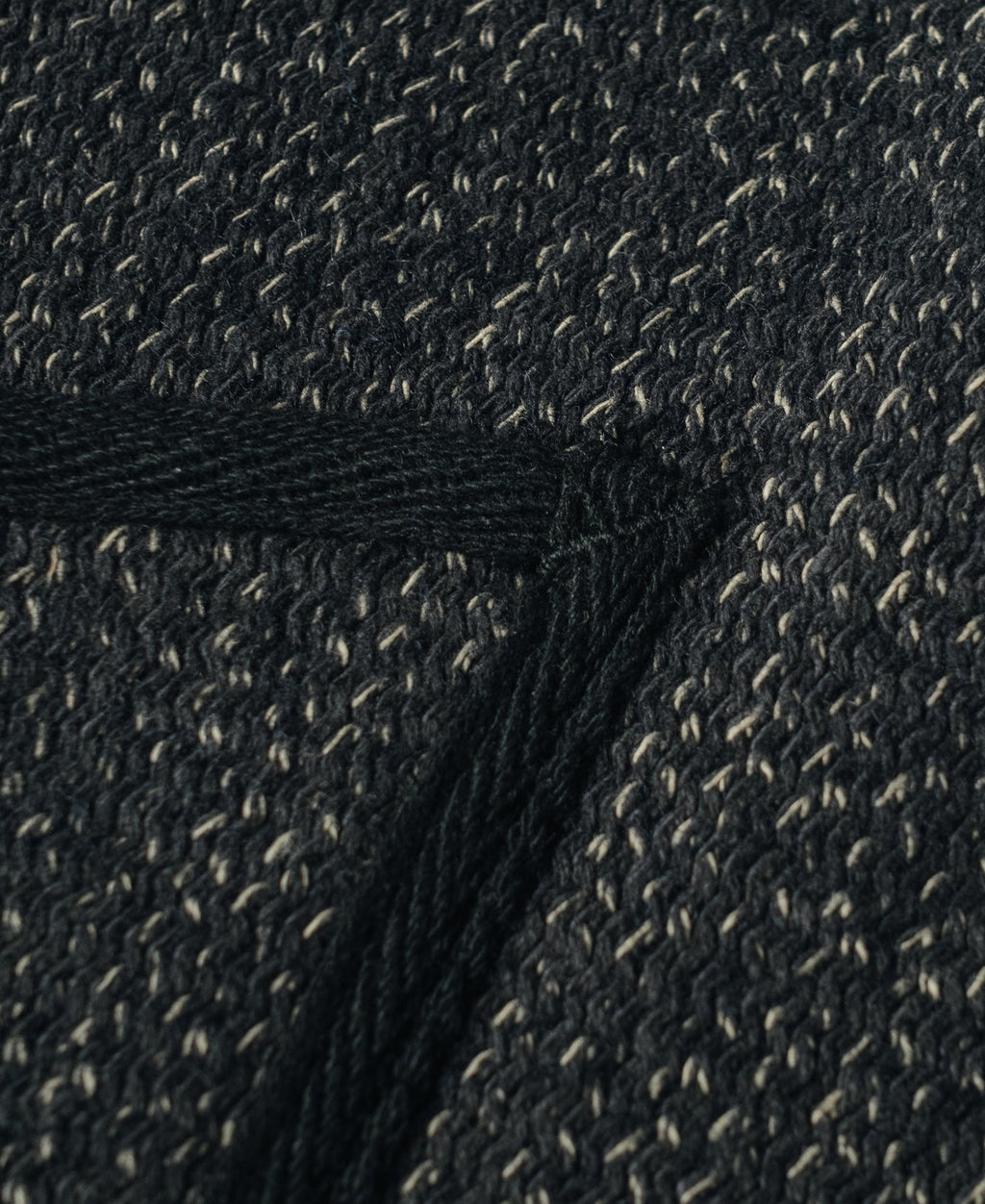 Gilet en laine mélangée poivre et sel à quatre poches avec liseré noir coupe classique