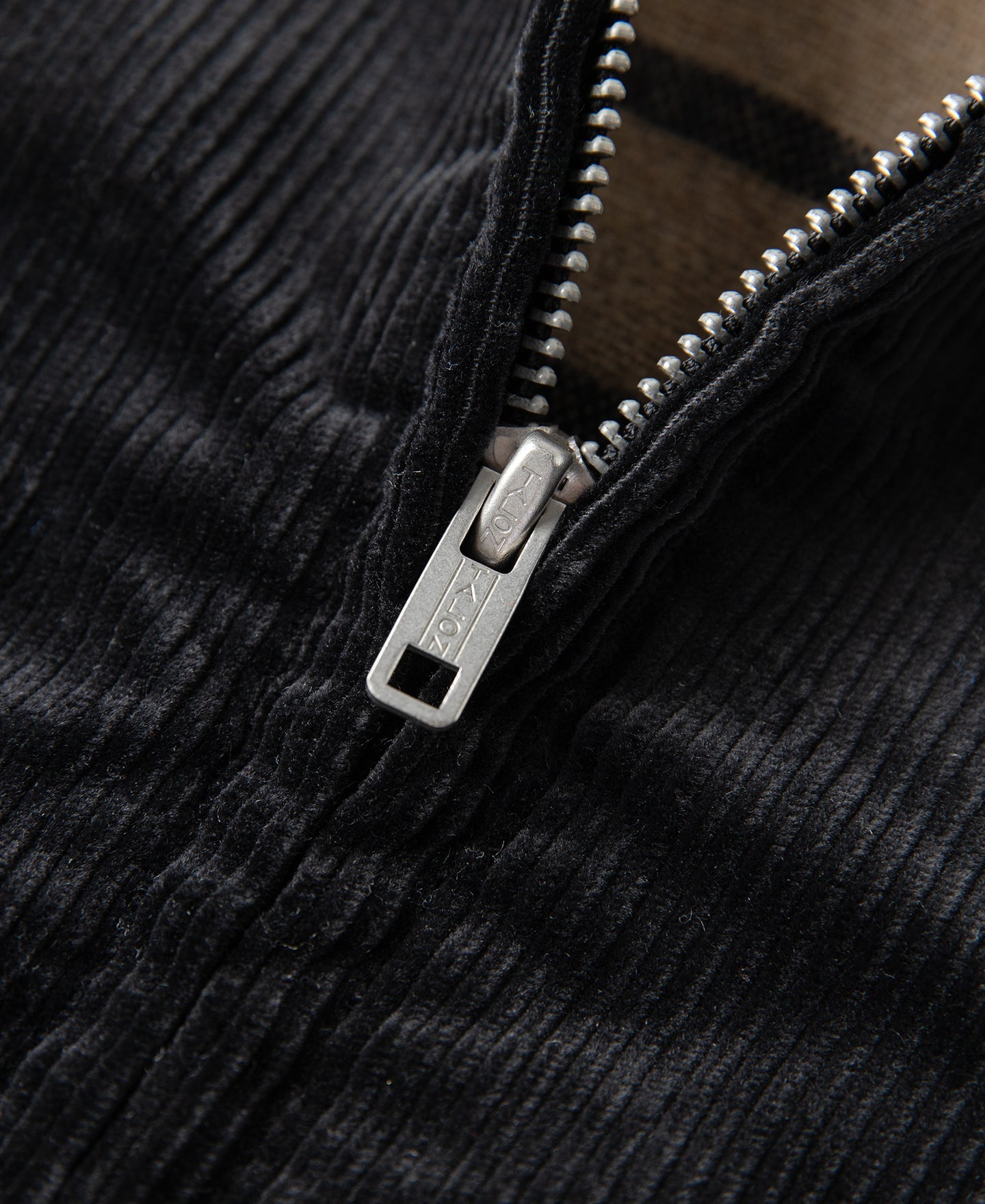 Blouson bombardier zippé en velours côtelé épais noir pour homme, texture côtelée