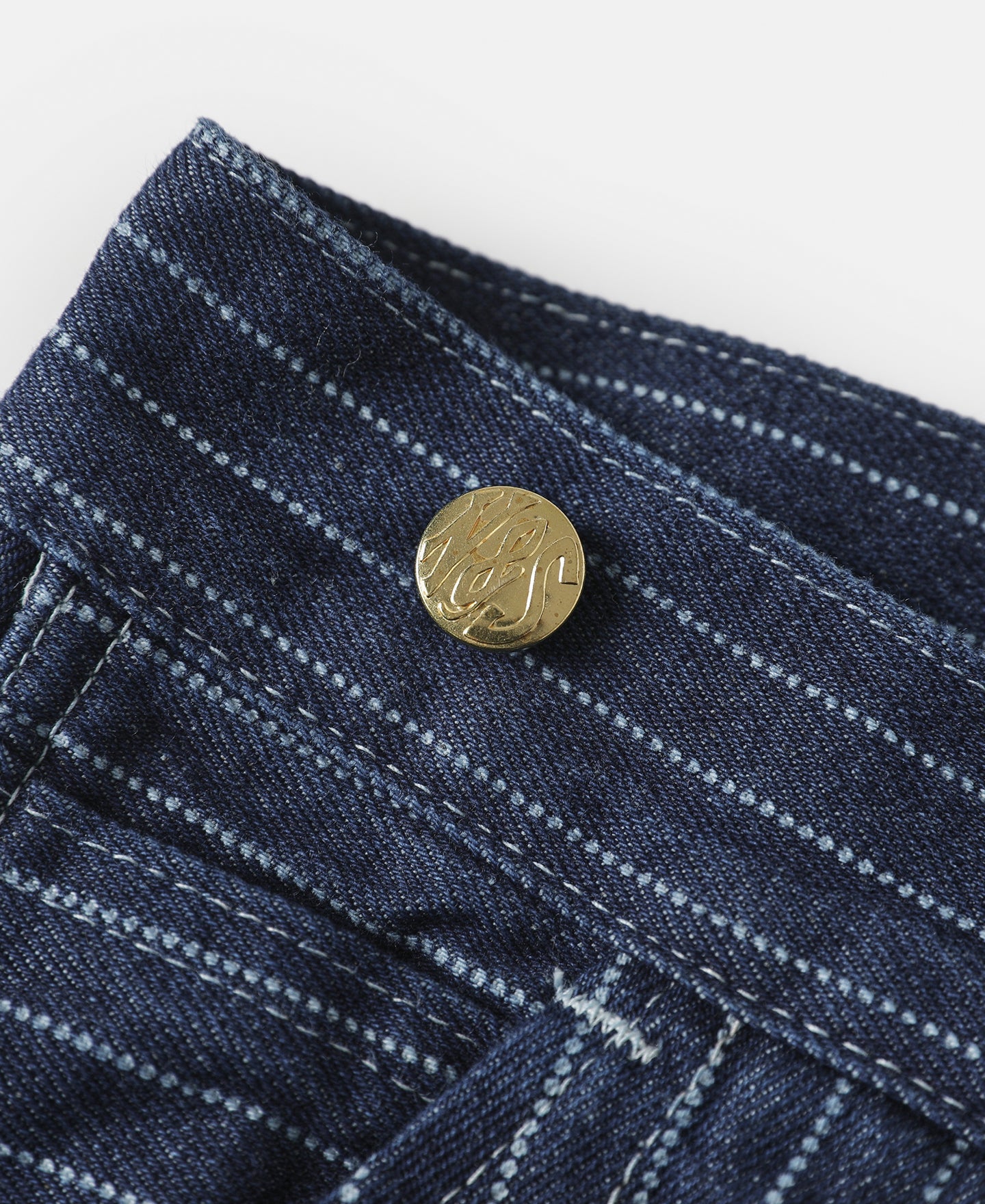 Pantalon de travail indigo à rayures fines, taille haute et boutons en laiton