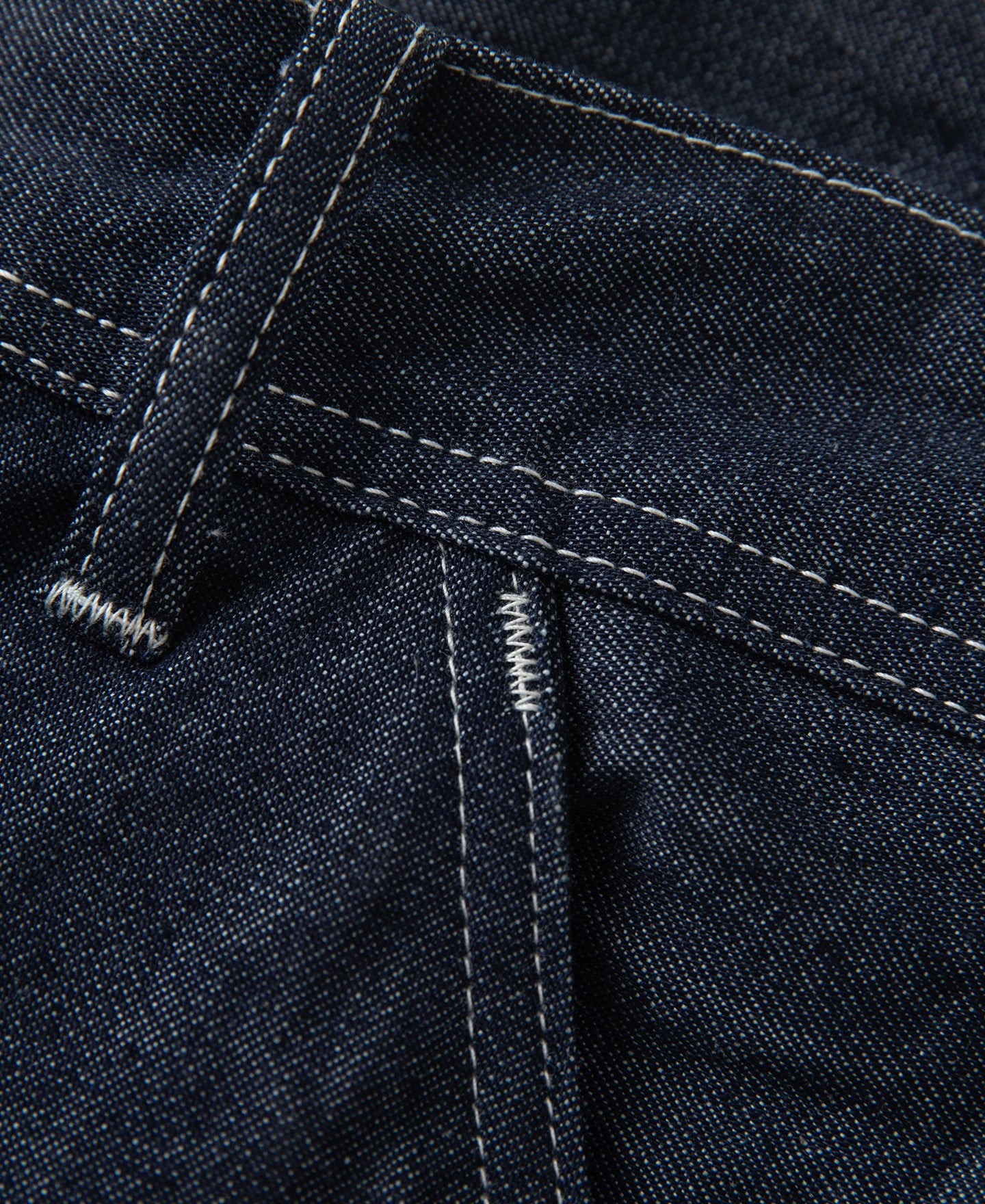 Jean toile indigo coupe large style peintre avec surpiqûres contrastantes