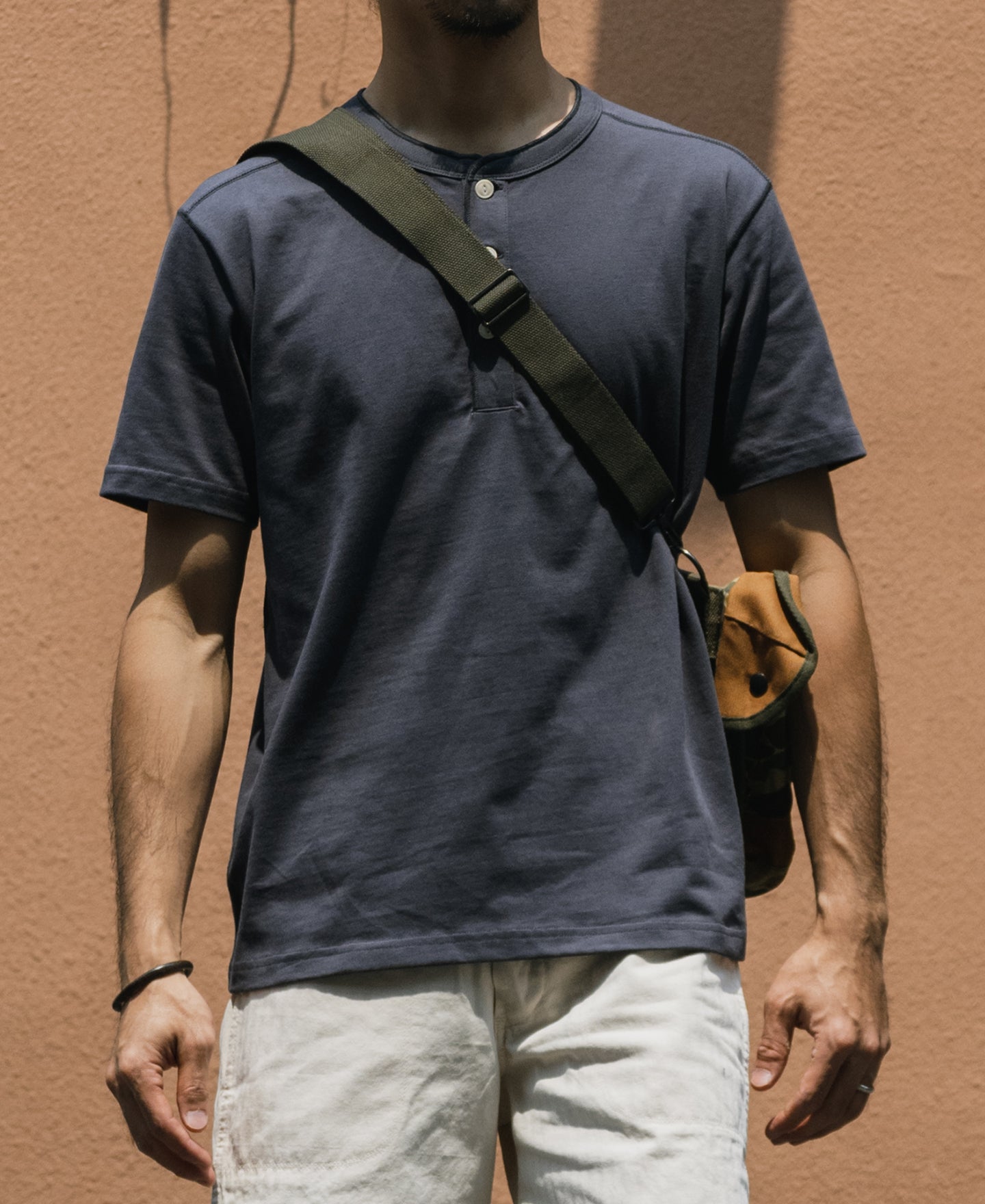 T-shirt Henley à manches courtes en coton épais, patte de boutonnage, gris foncé