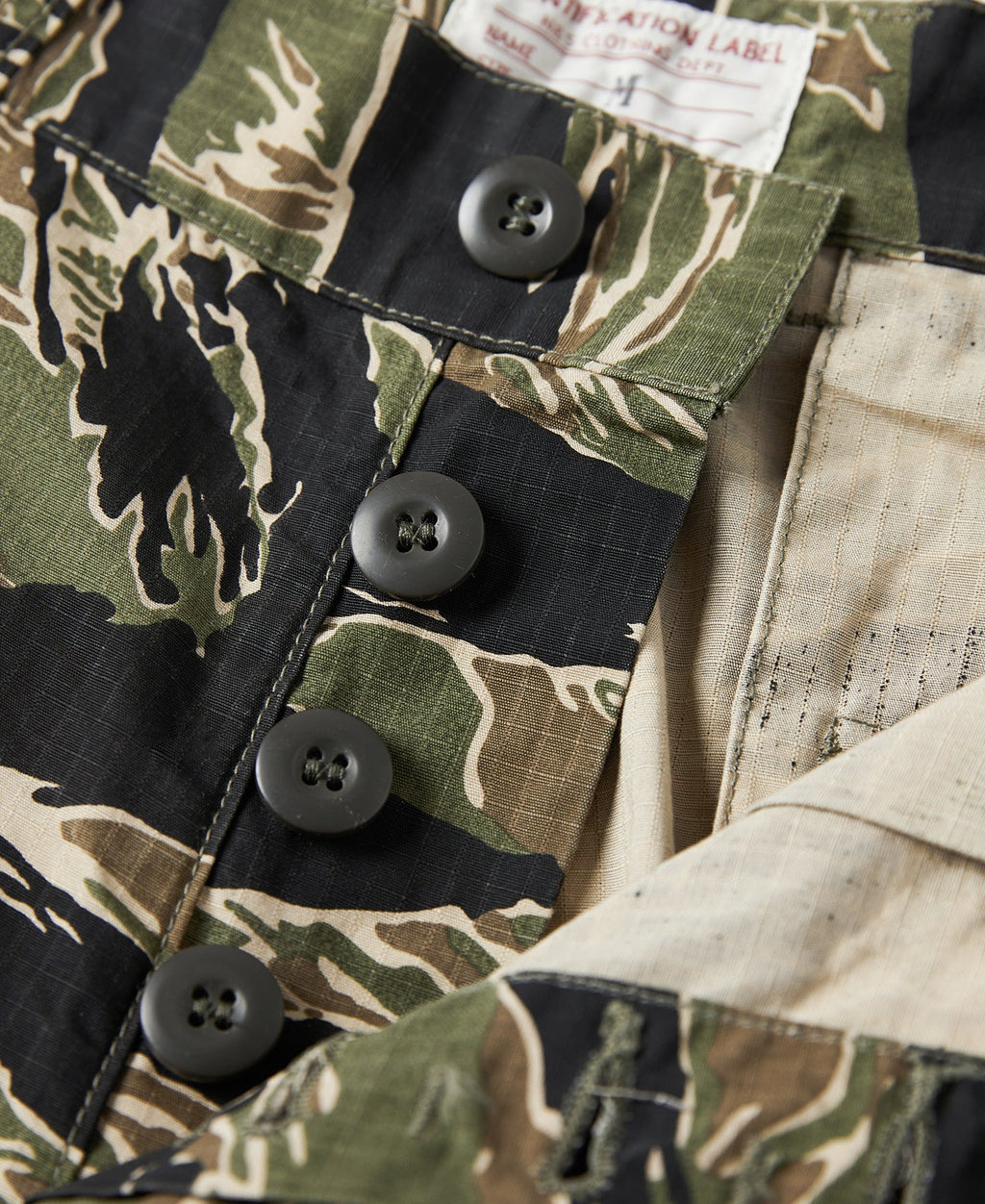 Short cargo vert et noir style militaire camouflage à rayures tigrées pour homme