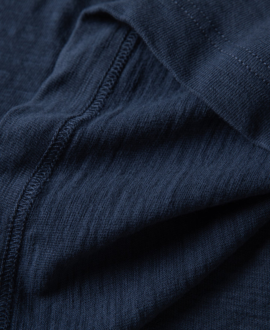 T-shirt tubulaire en coton lourd indigo à soufflet et col ras du cou, manches courtes
