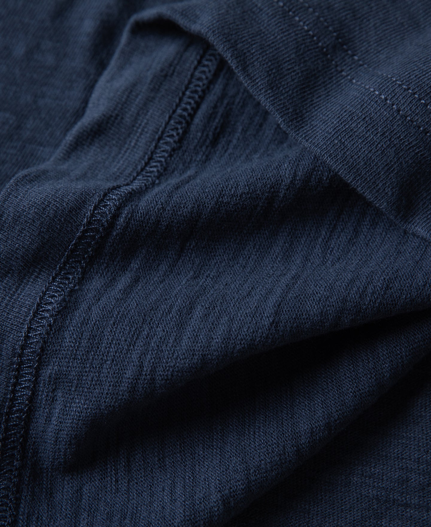 T-shirt tubulaire en coton lourd indigo à soufflet et col ras du cou, manches courtes