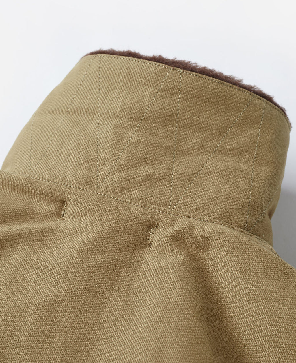 Veste militaire vintage kaki à col sherpa marron et boutonnage frontal pour homme