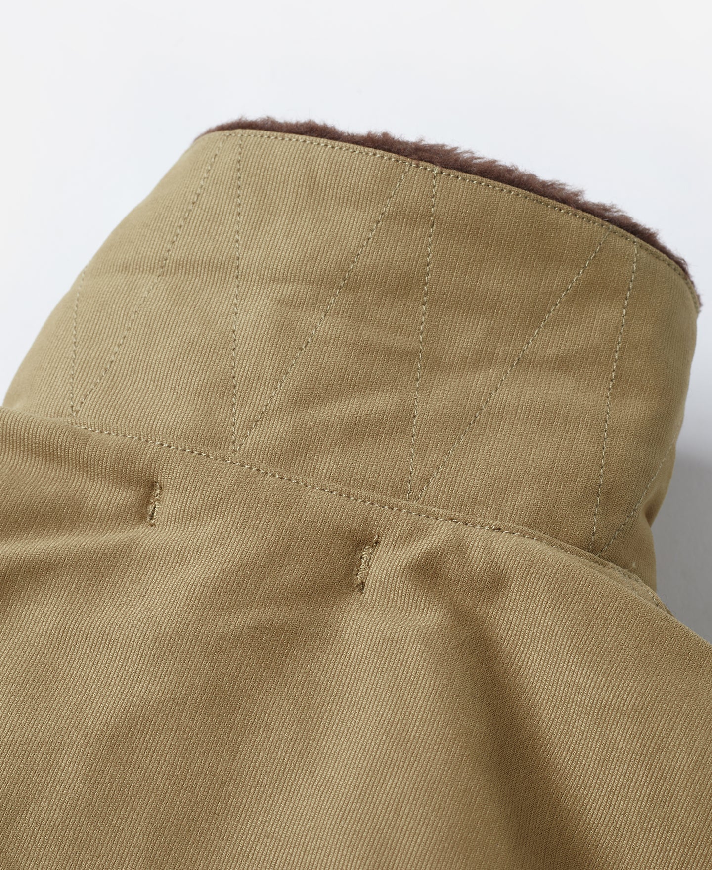 Veste militaire vintage kaki à col sherpa marron et boutonnage frontal pour homme