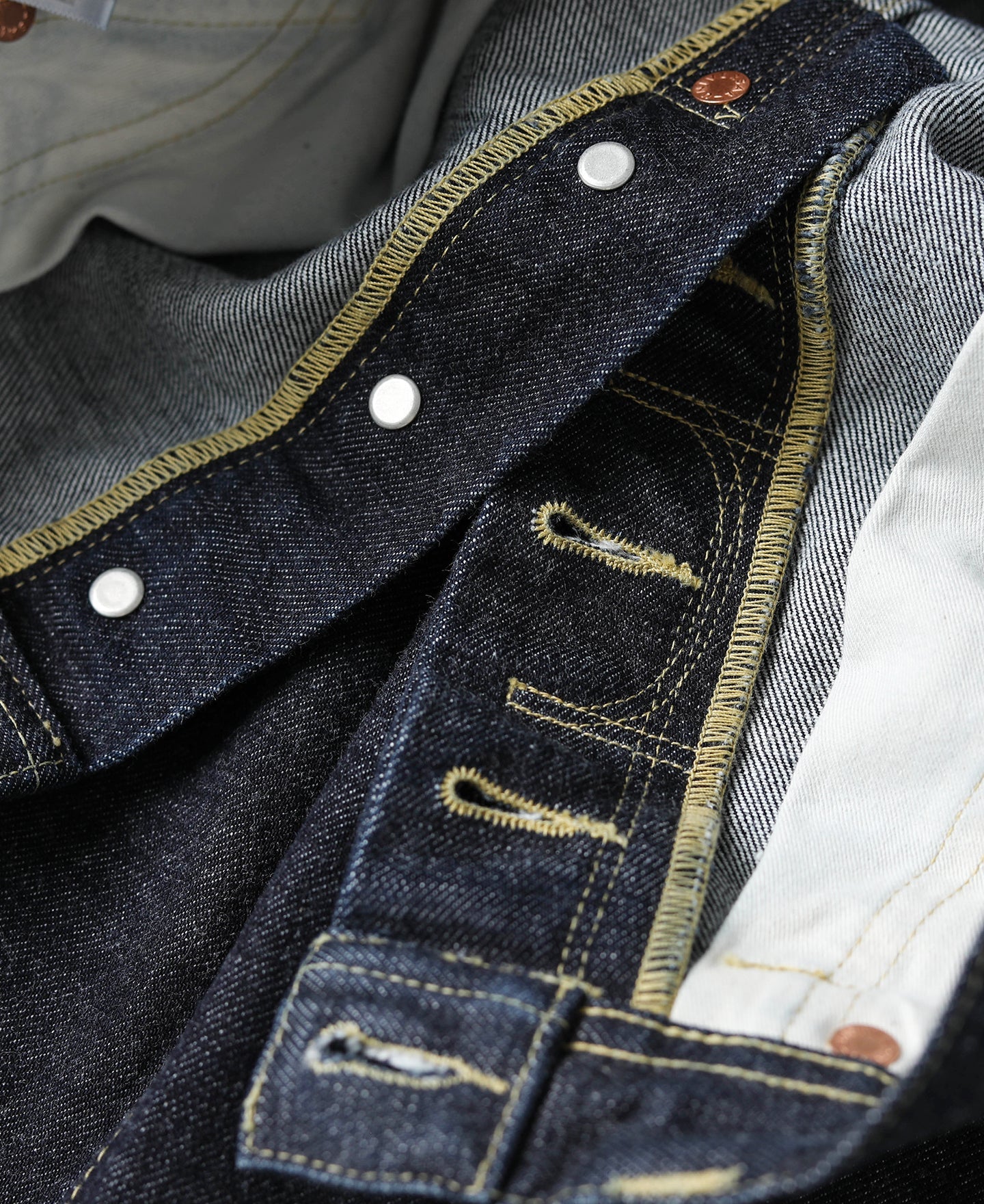 Jean large en denim selvedge indigo coupe décontractée avec revers
