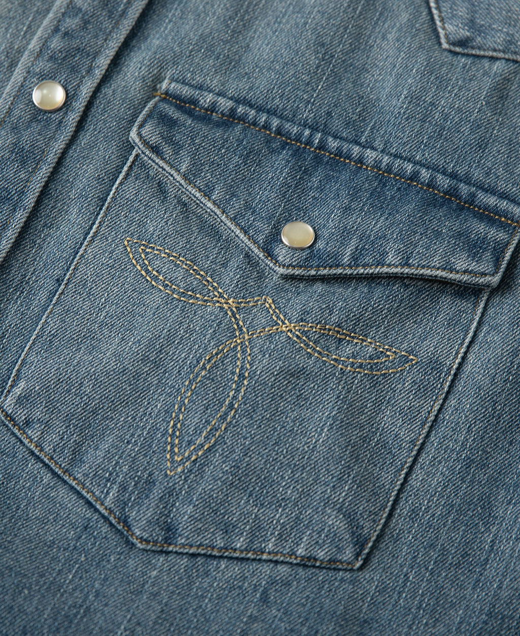 Chemise western en jean flammé bleu avec poches poitrine brodées et boutons-pression