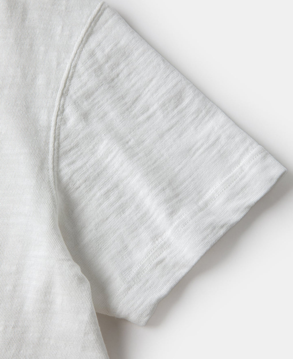 T-shirt blanc à col rond et manches courtes, avec soufflet tubulaire épais