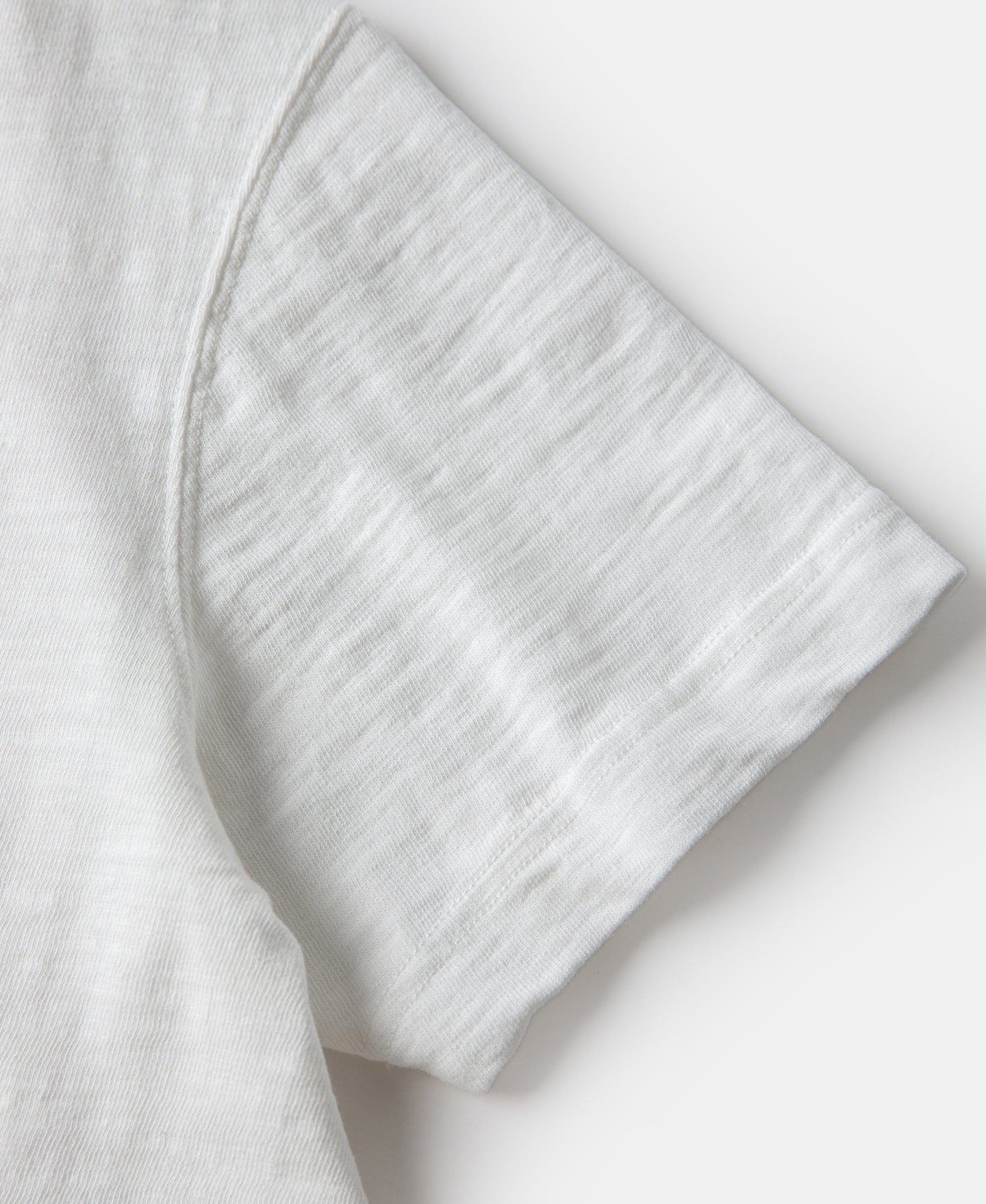 T-shirt blanc à col rond et manches courtes, avec soufflet tubulaire épais