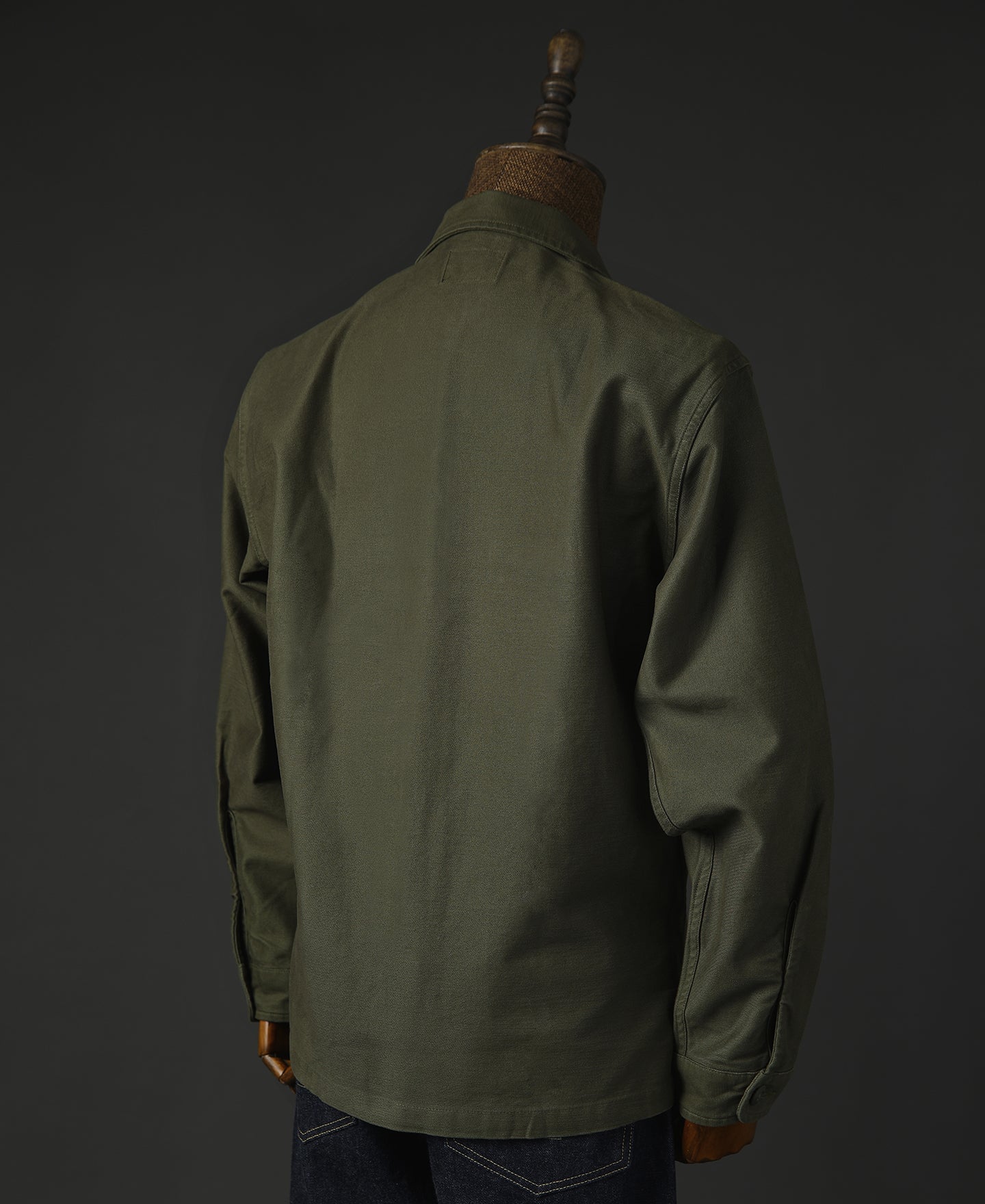 Chemise boutonnée en coton à manches longues et coupe militaire vert olive
