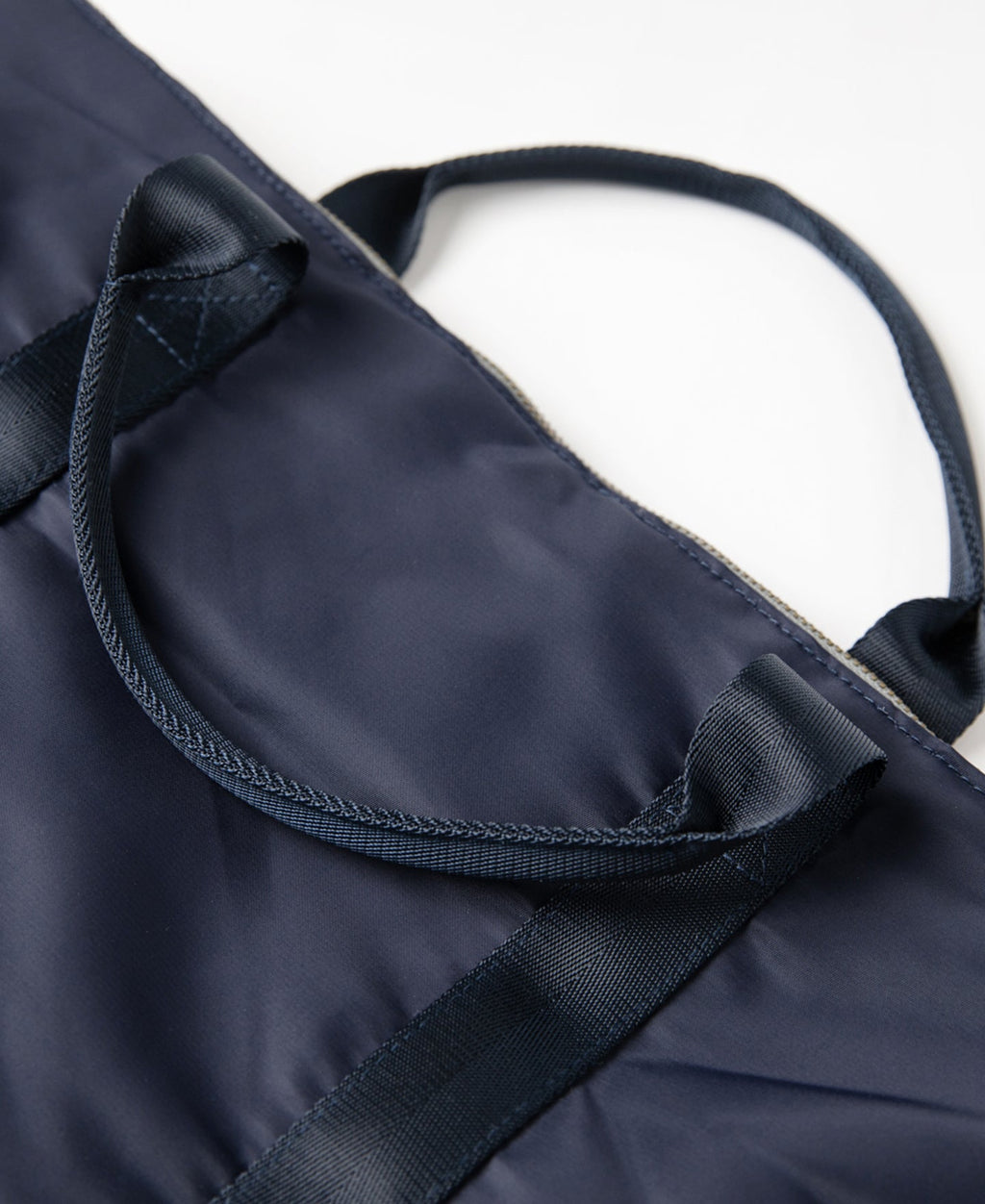Sac cabas en nylon marine avec bandoulière amovible et doubles poignées