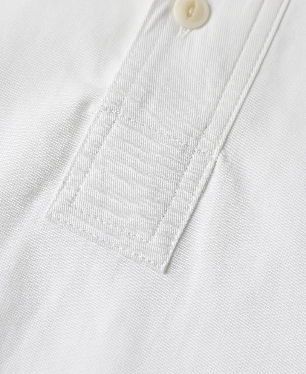 T-shirt à col Henley à manches courtes, patte de boutonnage blanche, coupe ajustée