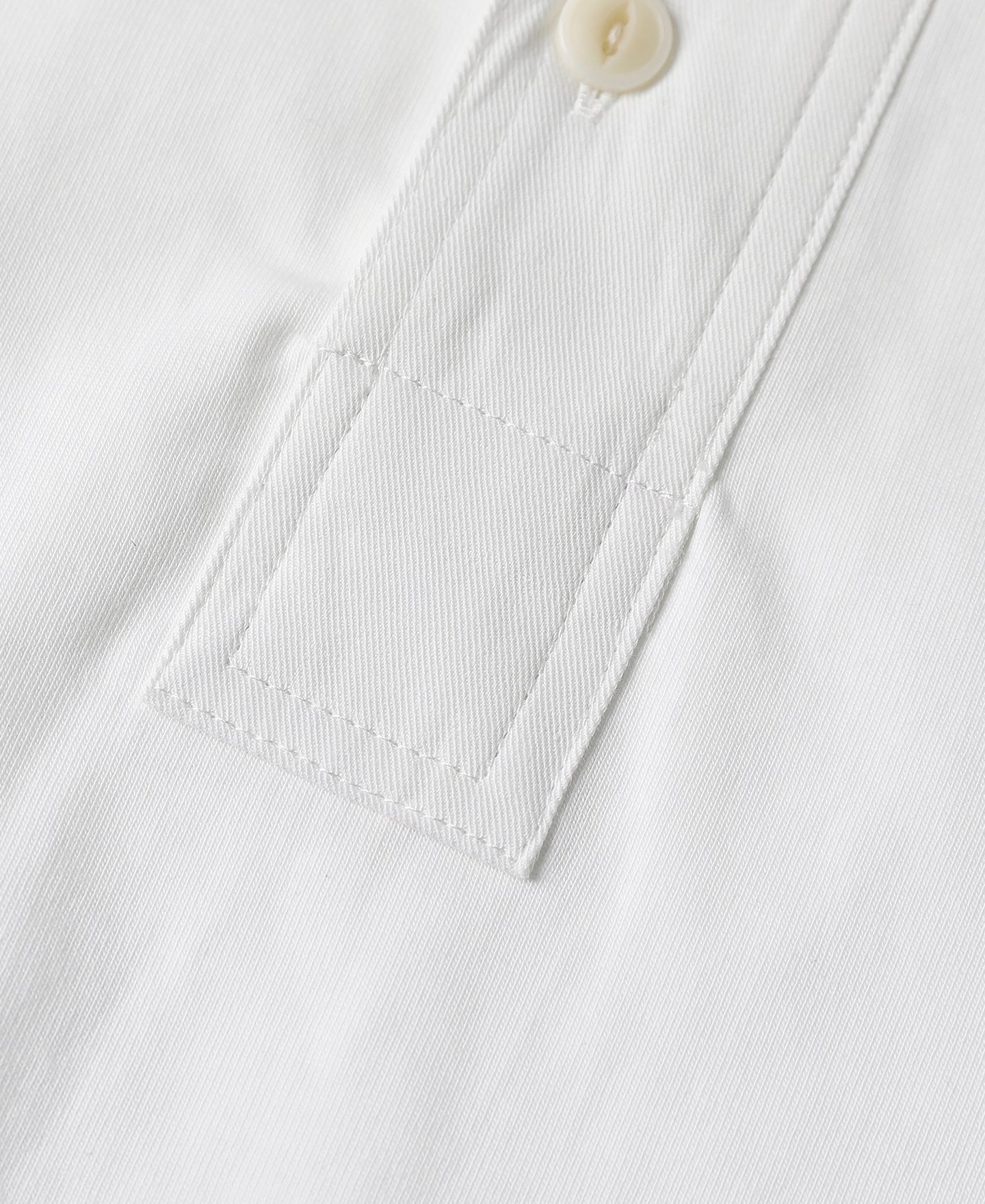T-shirt à col Henley à manches courtes, patte de boutonnage blanche, coupe ajustée