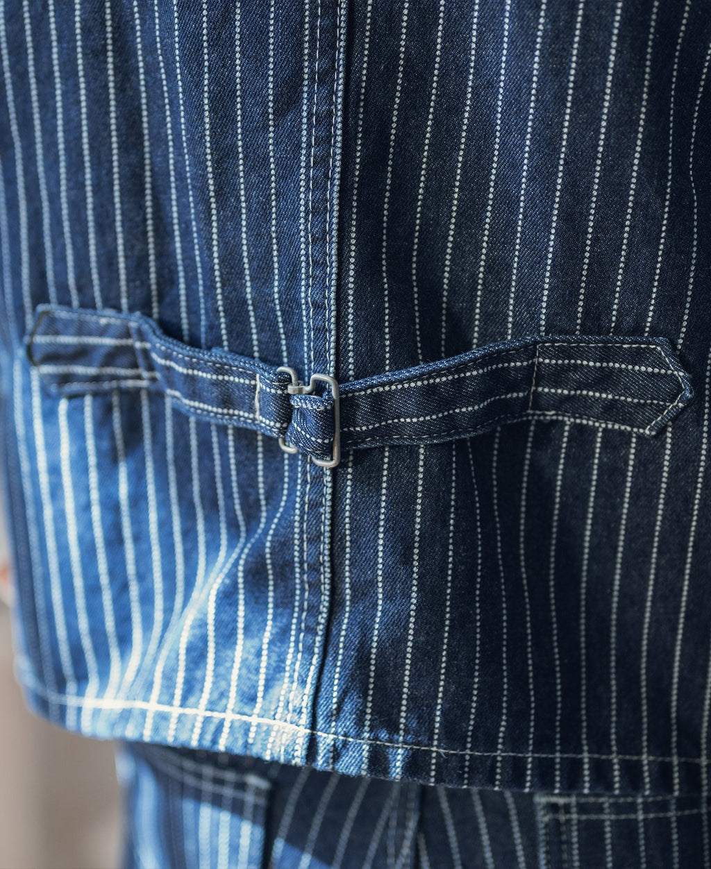 Gilet de travail sans manches à col en V, rayé indigo, avec poches multiples et fermeture boutonnée