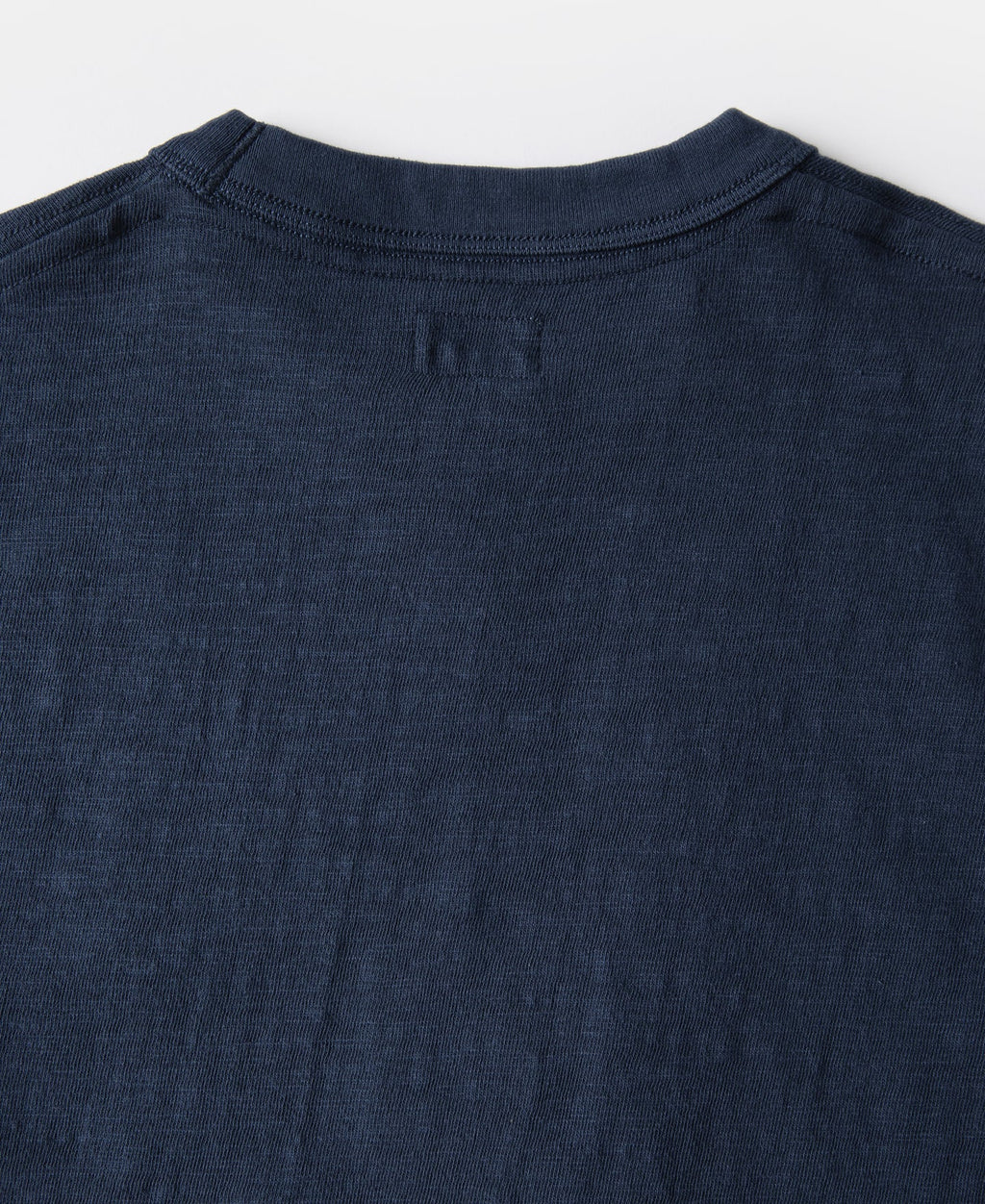 T-shirt tubulaire en coton lourd indigo à soufflet et col ras du cou, manches courtes