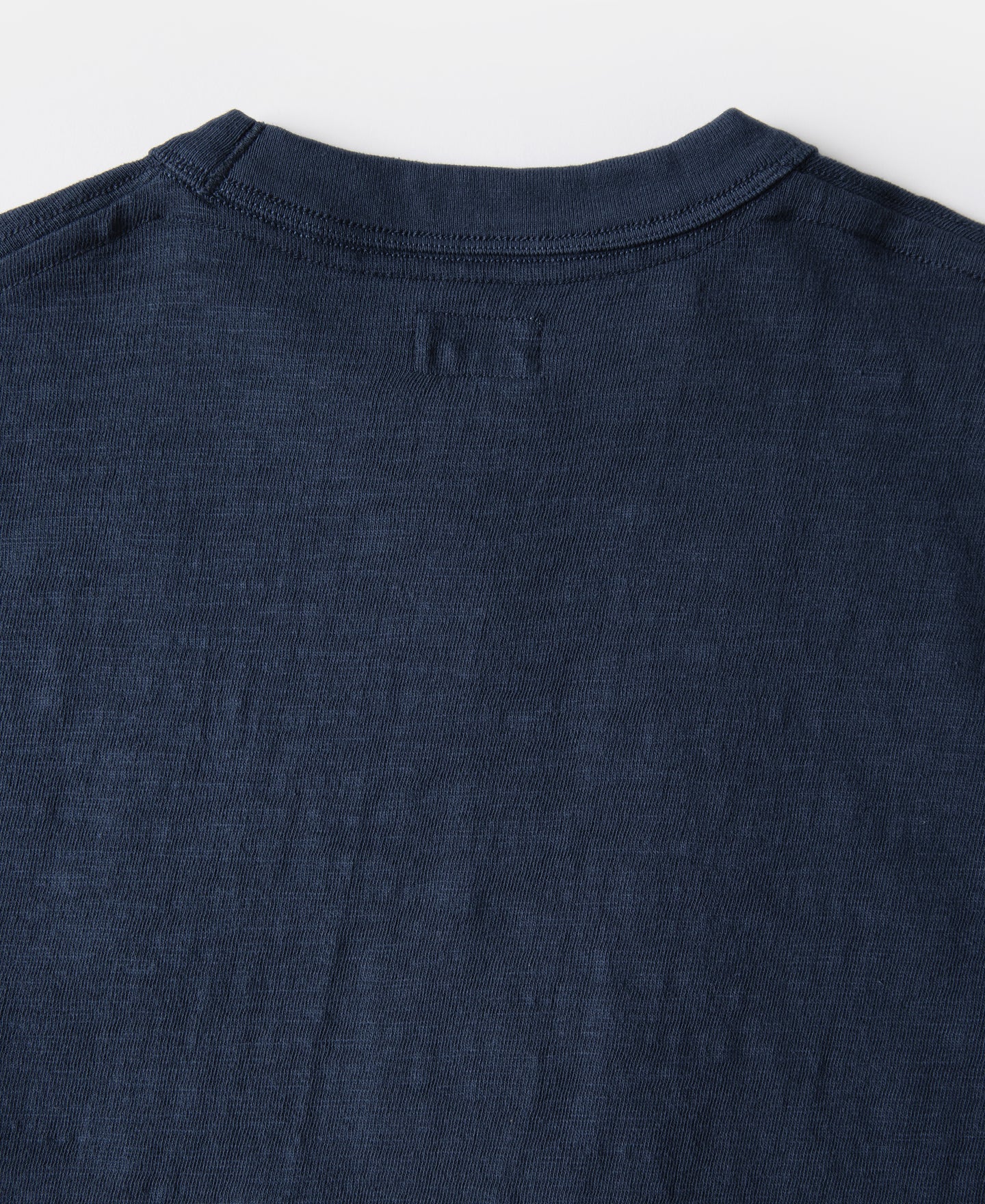 T-shirt tubulaire en coton lourd indigo à soufflet et col ras du cou, manches courtes