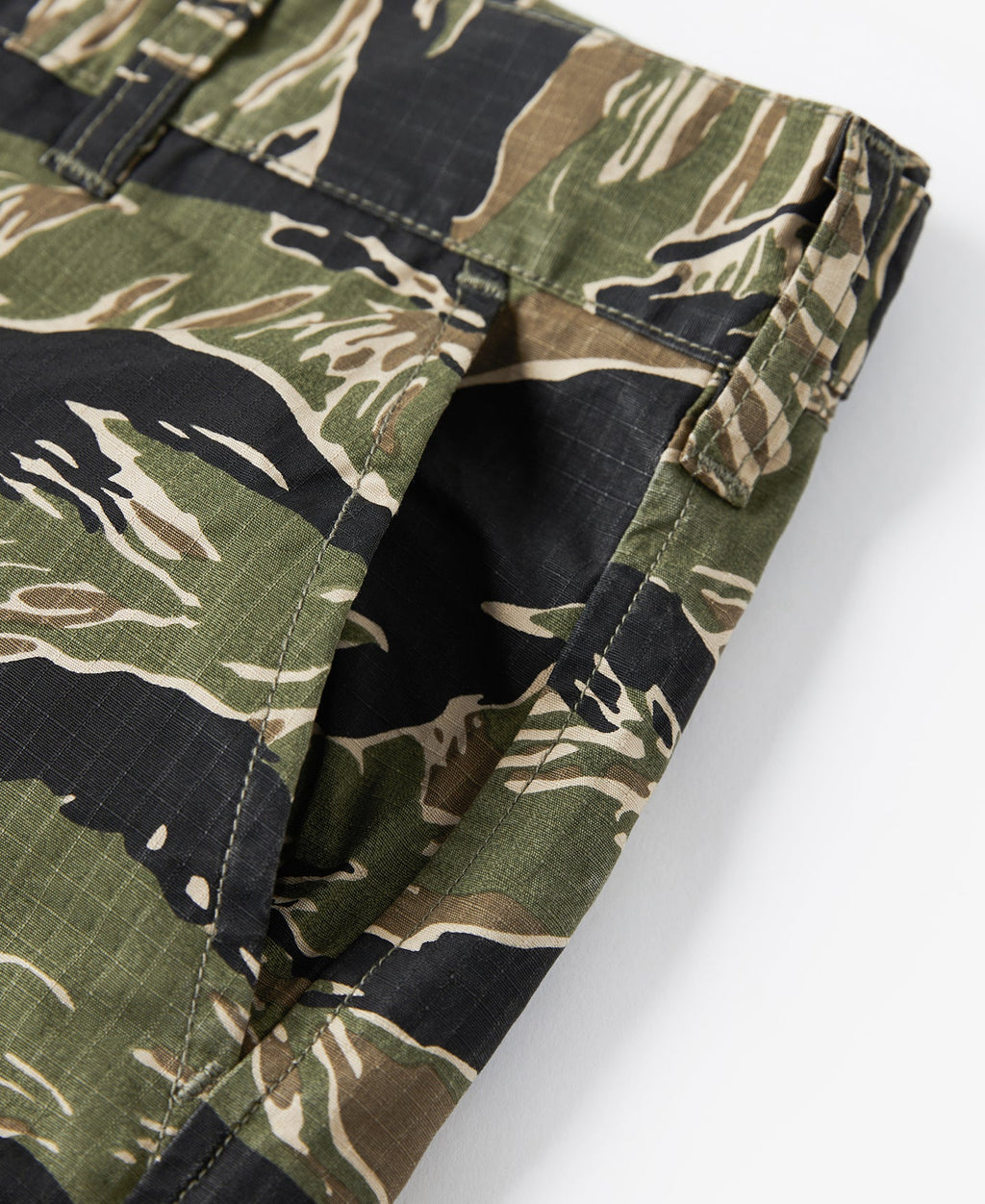 Short cargo vert et noir style militaire camouflage à rayures tigrées pour homme
