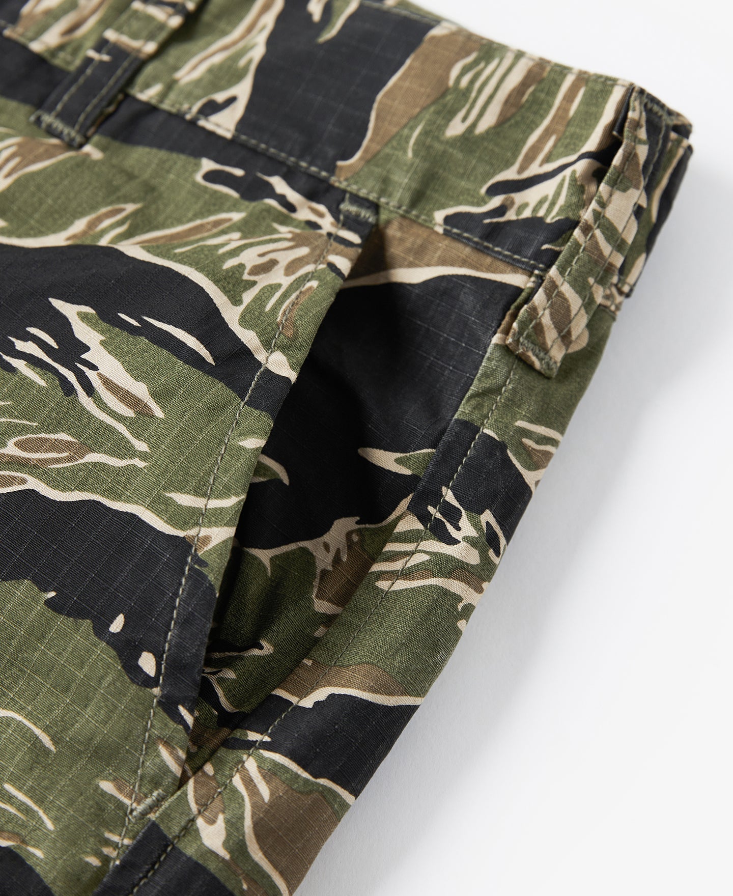 Short cargo vert et noir style militaire camouflage à rayures tigrées pour homme