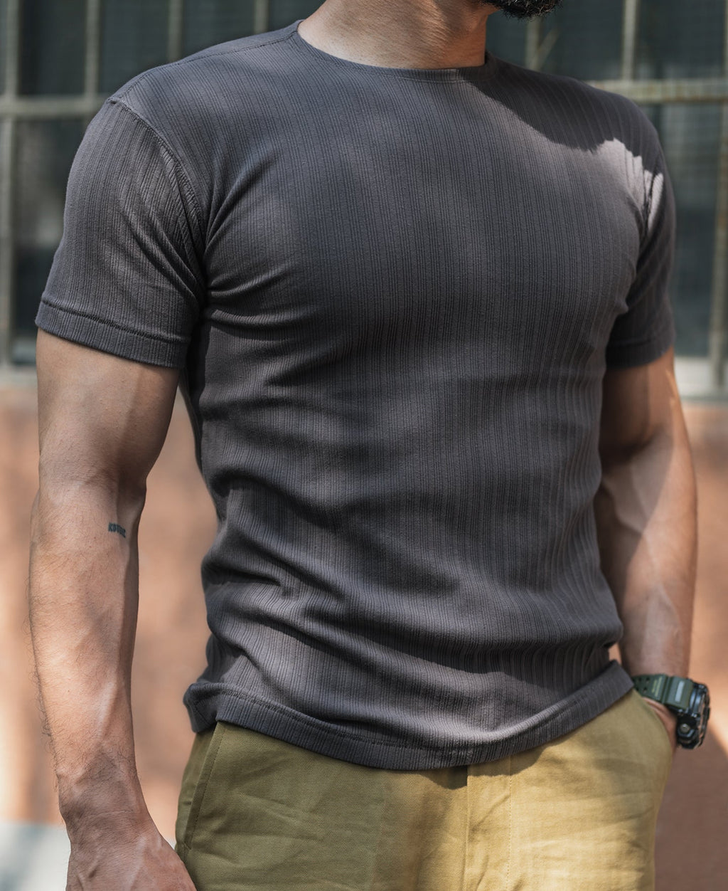 T-shirt ras du cou gris foncé côtelé en coton élasthanne à manches courtes