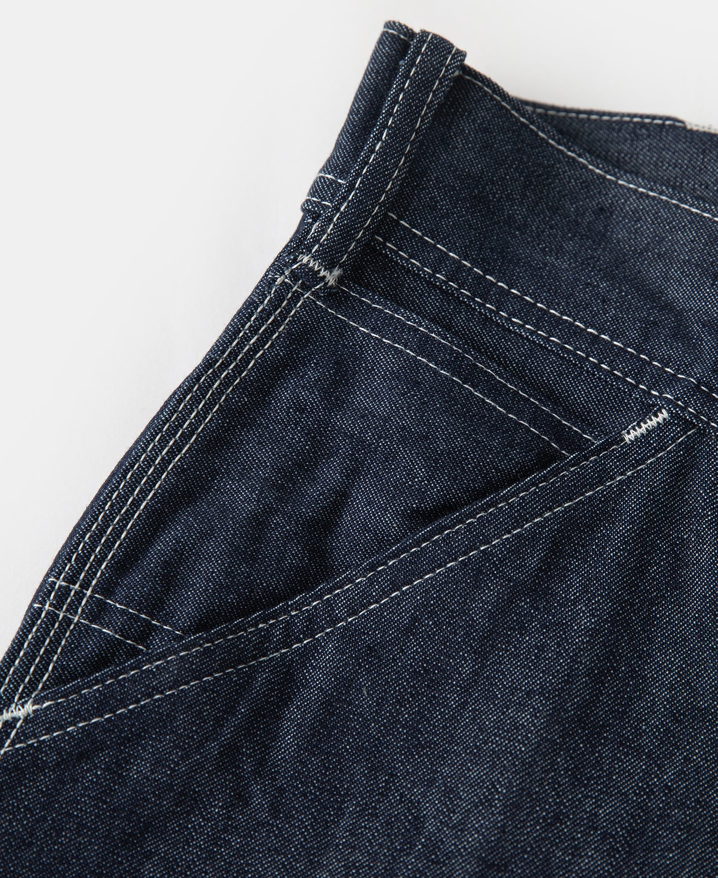 Jean toile indigo coupe large style peintre avec surpiqûres contrastantes