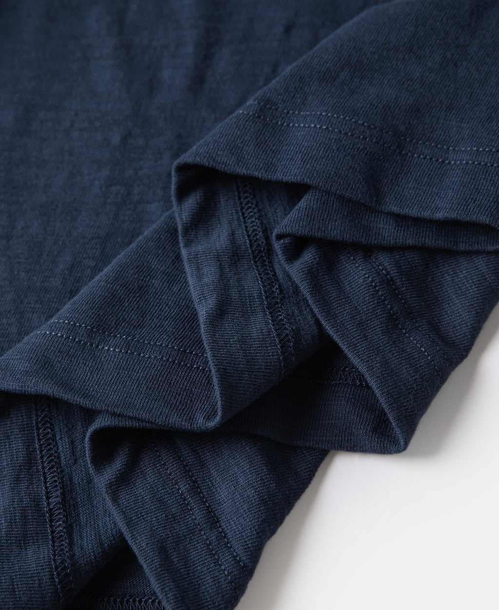 T-shirt tubulaire en coton lourd indigo à soufflet et col ras du cou, manches courtes