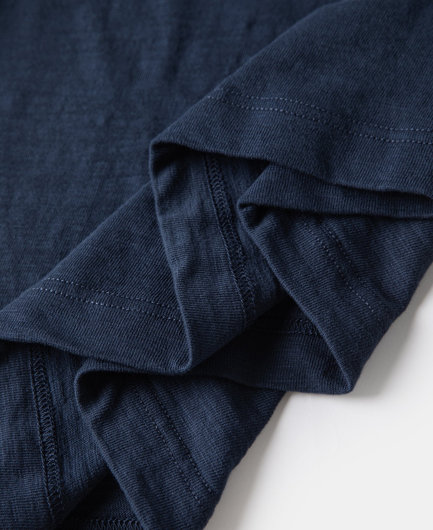 T-shirt tubulaire en coton lourd indigo à soufflet et col ras du cou, manches courtes