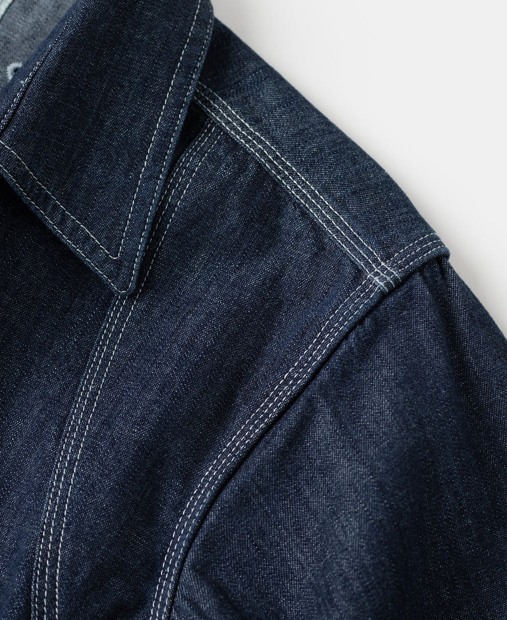 Chemise de travail Indigo en jean à manches longues, poches poitrine et boutonnage.