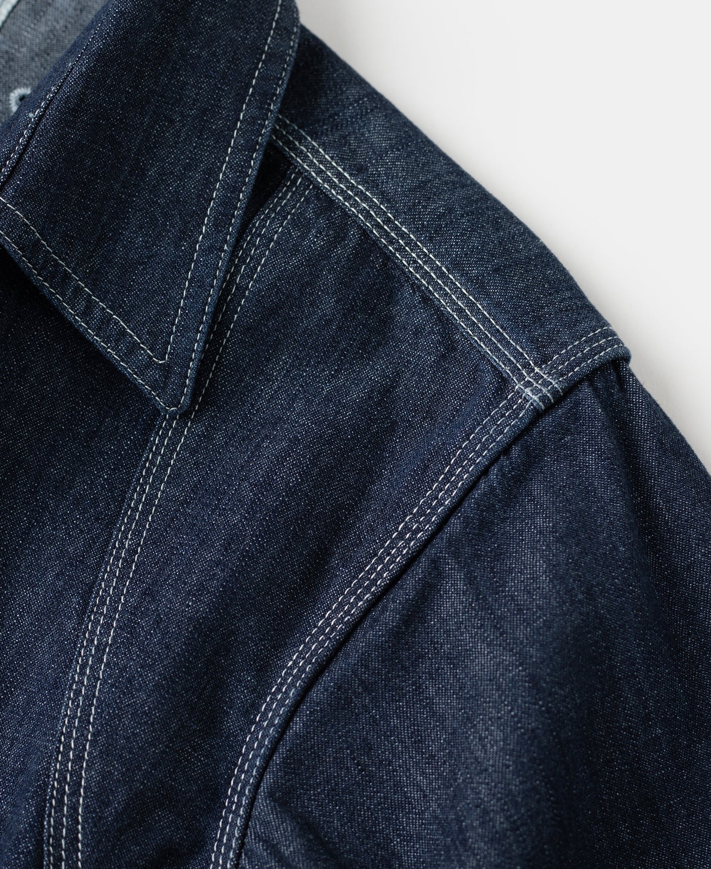 Chemise de travail Indigo en jean à manches longues, poches poitrine et boutonnage.