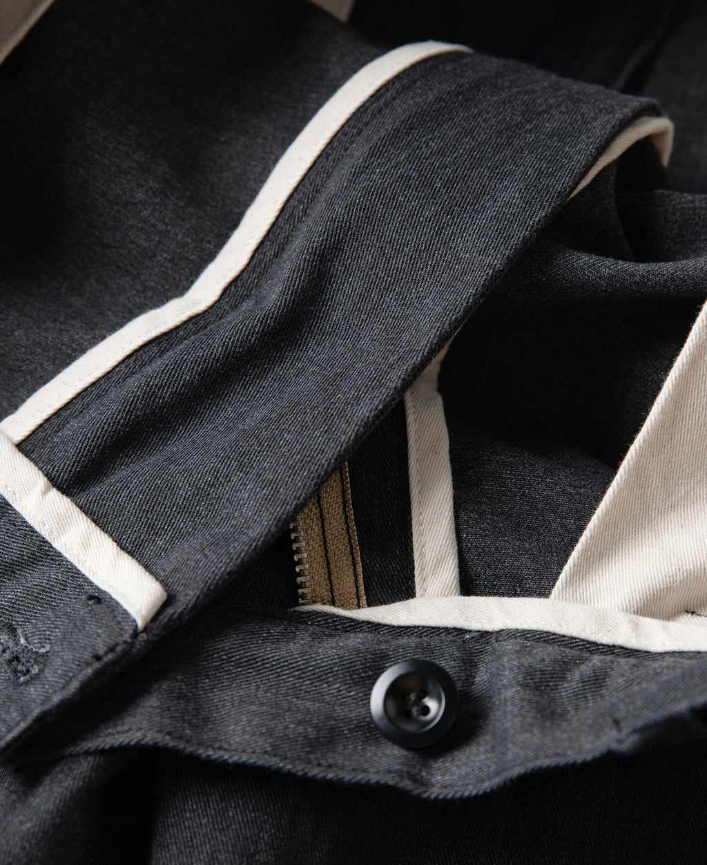 Pantalon chino gris foncé à double pli, taille haute, coupe fuselée vintage