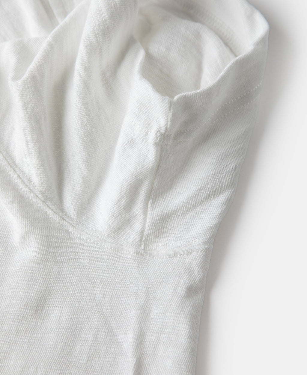 T-shirt blanc à col rond et manches courtes, avec soufflet tubulaire épais