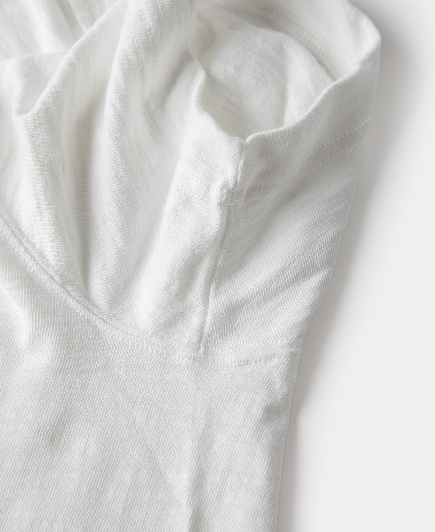 T-shirt blanc à col rond et manches courtes, avec soufflet tubulaire épais