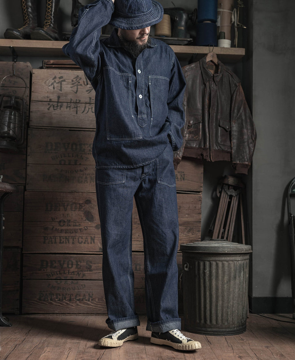 Jean en denim indigo coupe large style workwear avec surpiqûres contrastantes, poches plaquées et coupe fatigue