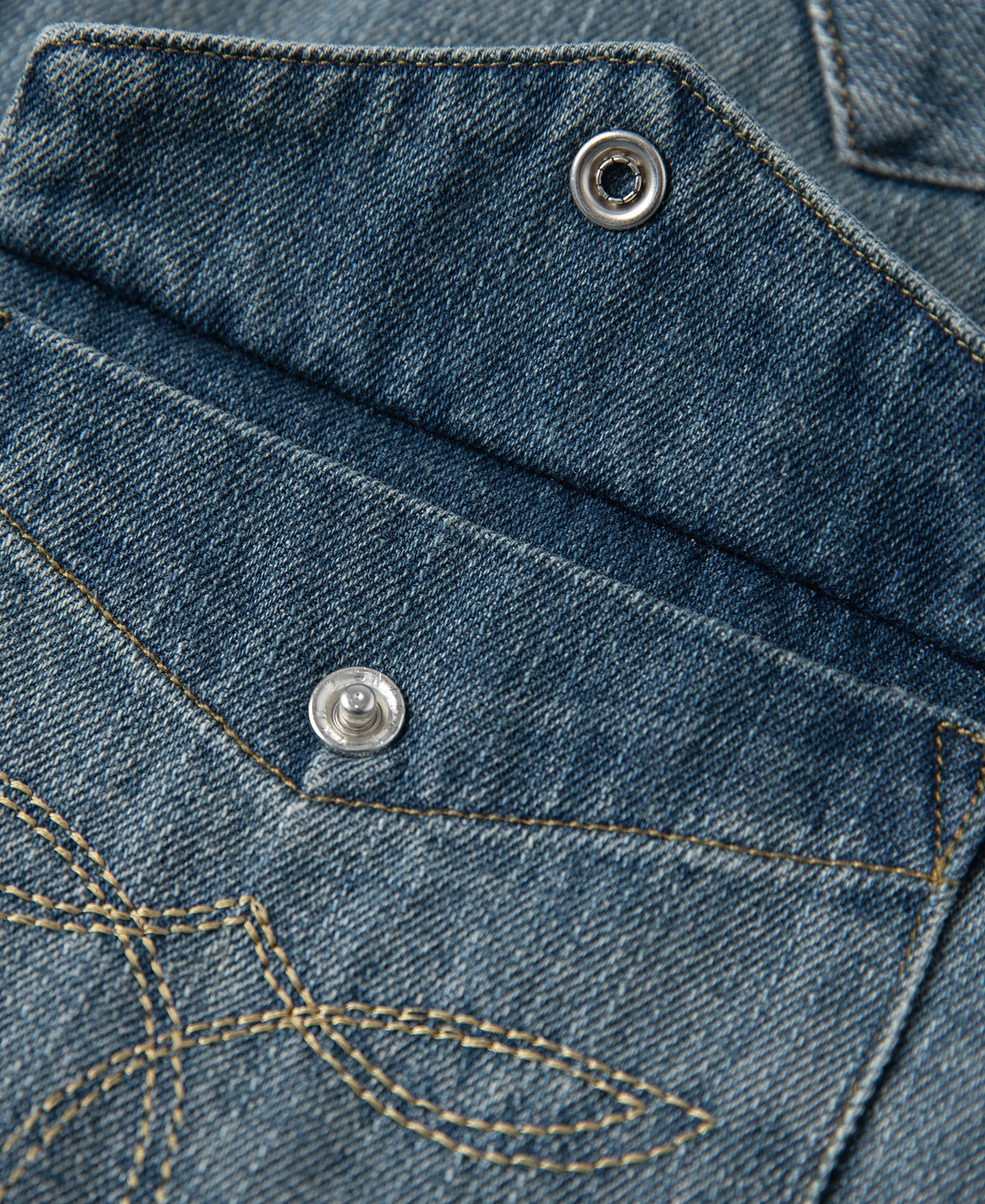 Chemise western en jean flammé bleu avec poches poitrine brodées et boutons-pression