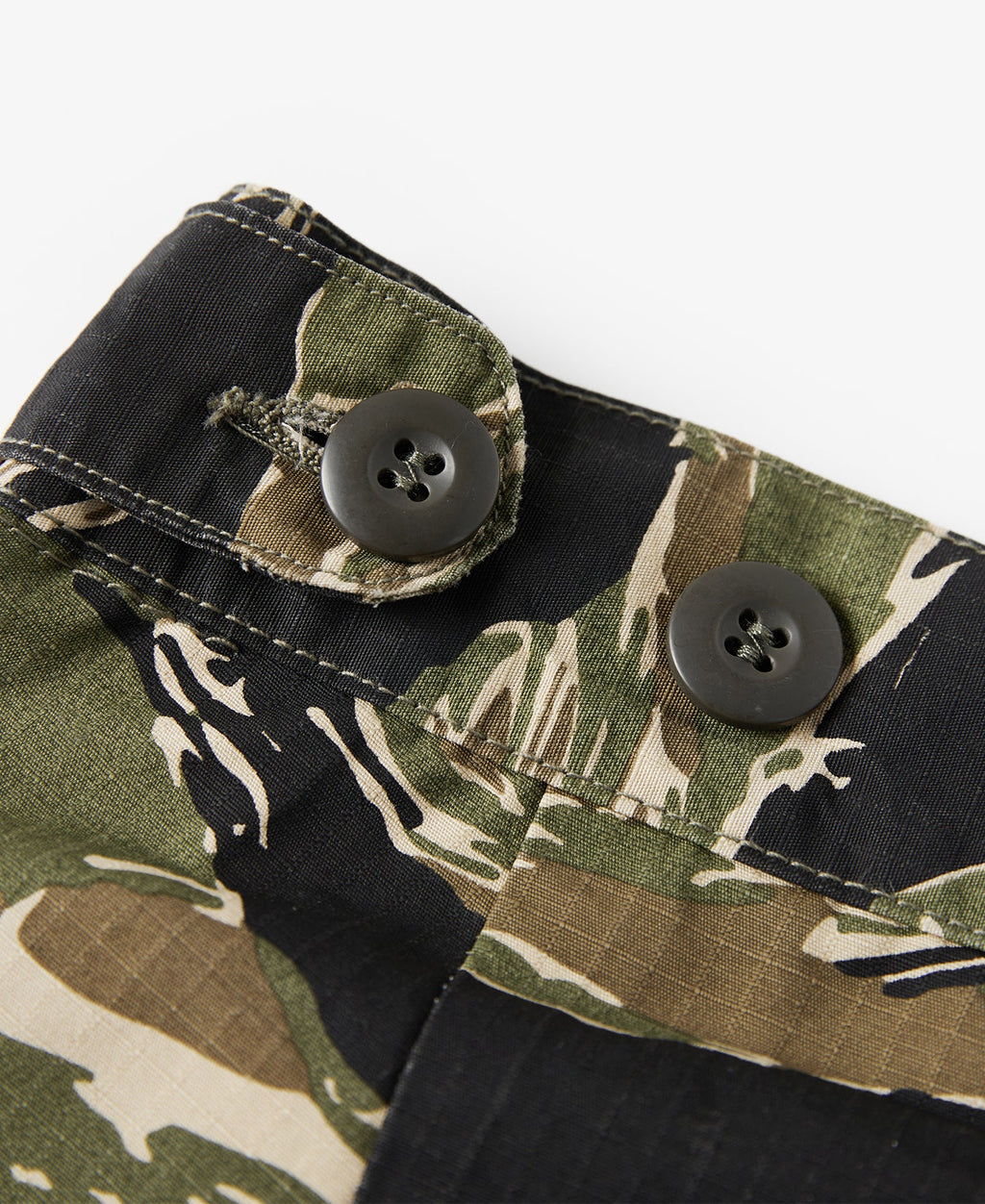 Short cargo vert et noir style militaire camouflage à rayures tigrées pour homme