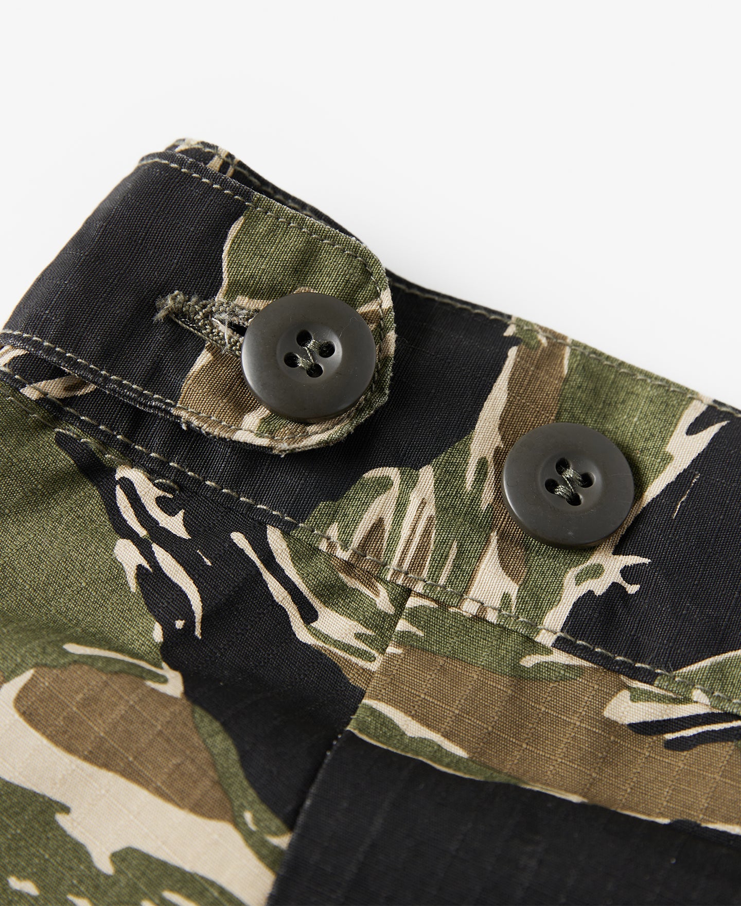 Short cargo vert et noir style militaire camouflage à rayures tigrées pour homme