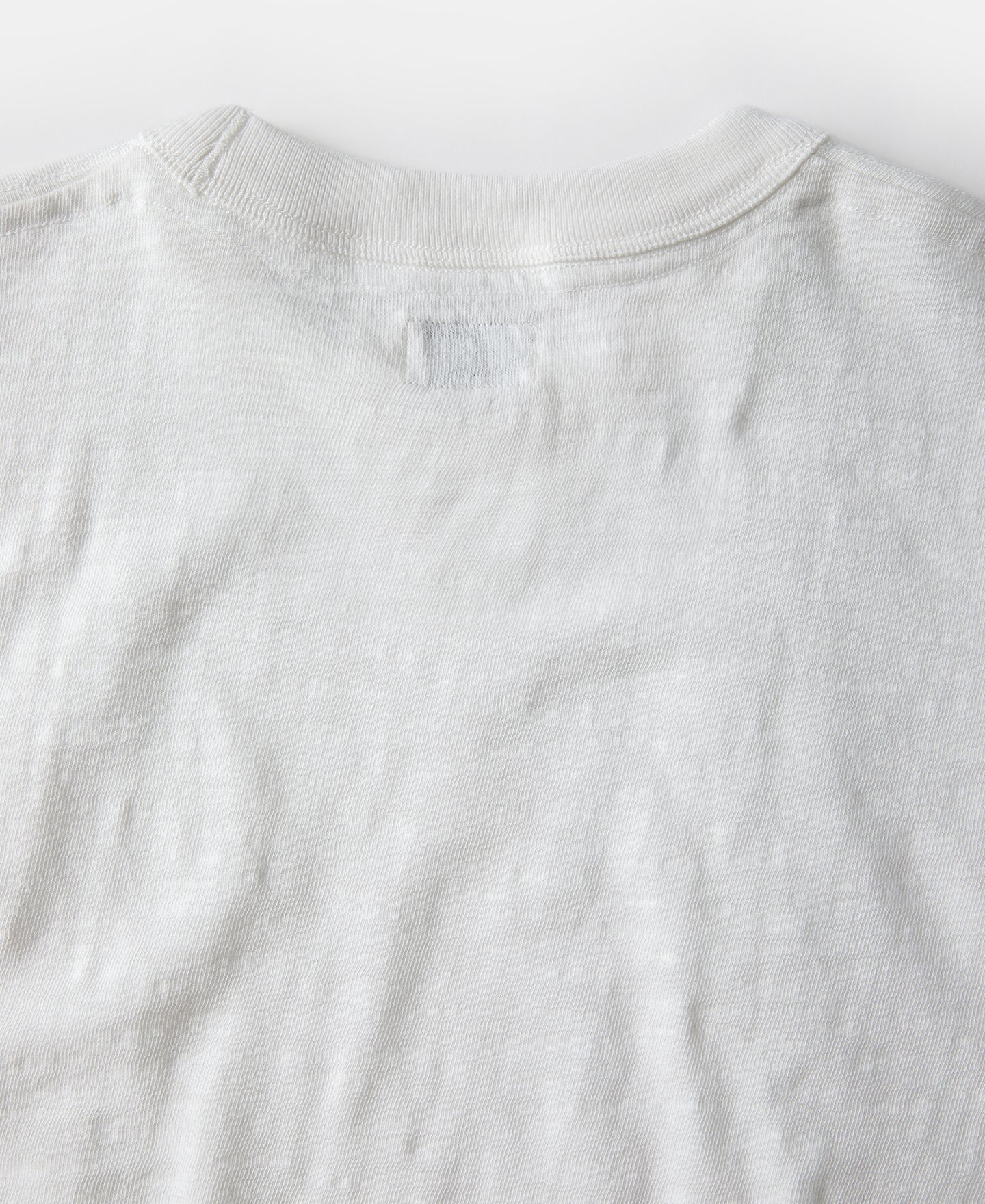 T-shirt blanc à col rond et manches courtes, avec soufflet tubulaire épais