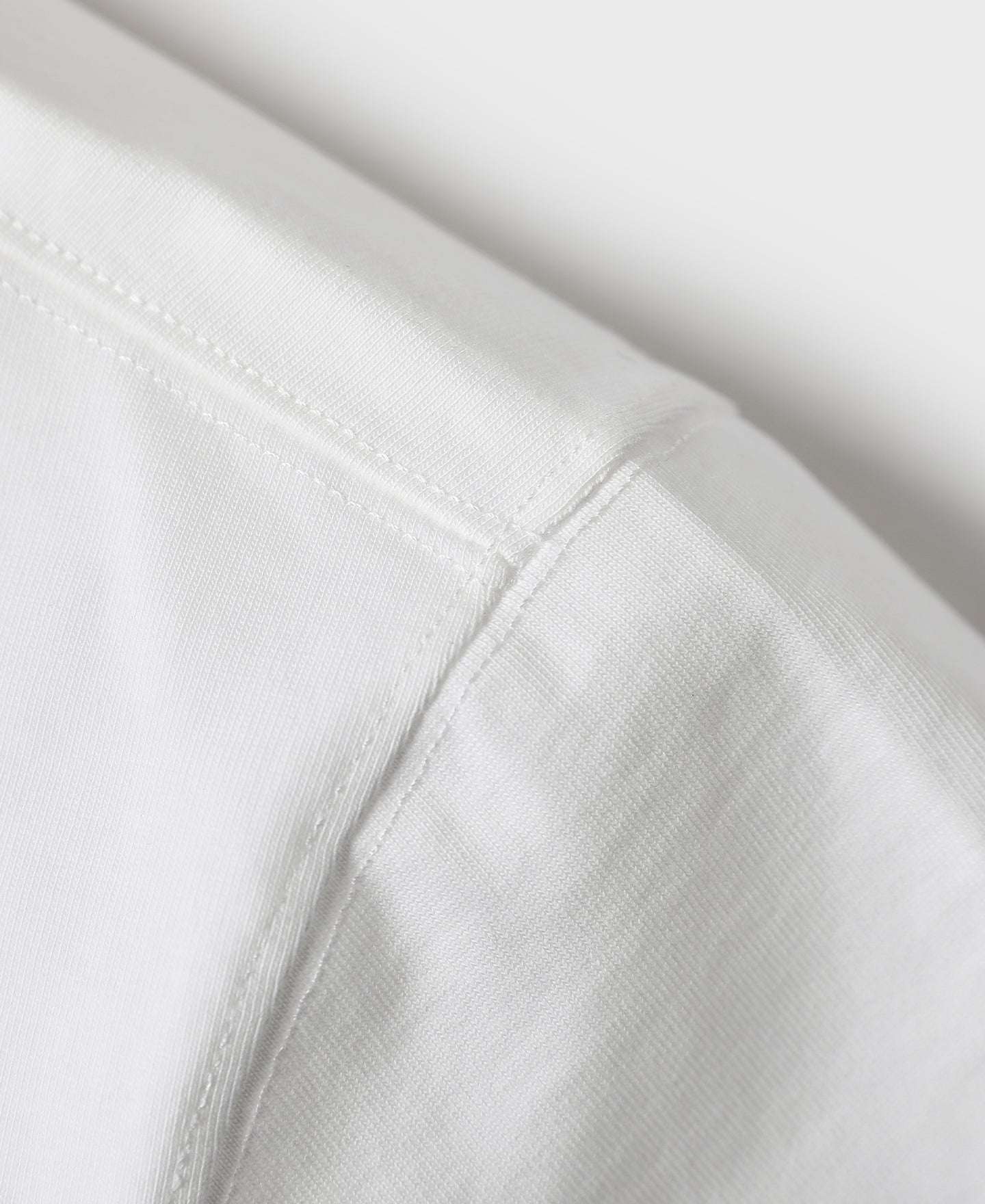 T-shirt à col Henley à manches courtes, patte de boutonnage blanche, coupe ajustée