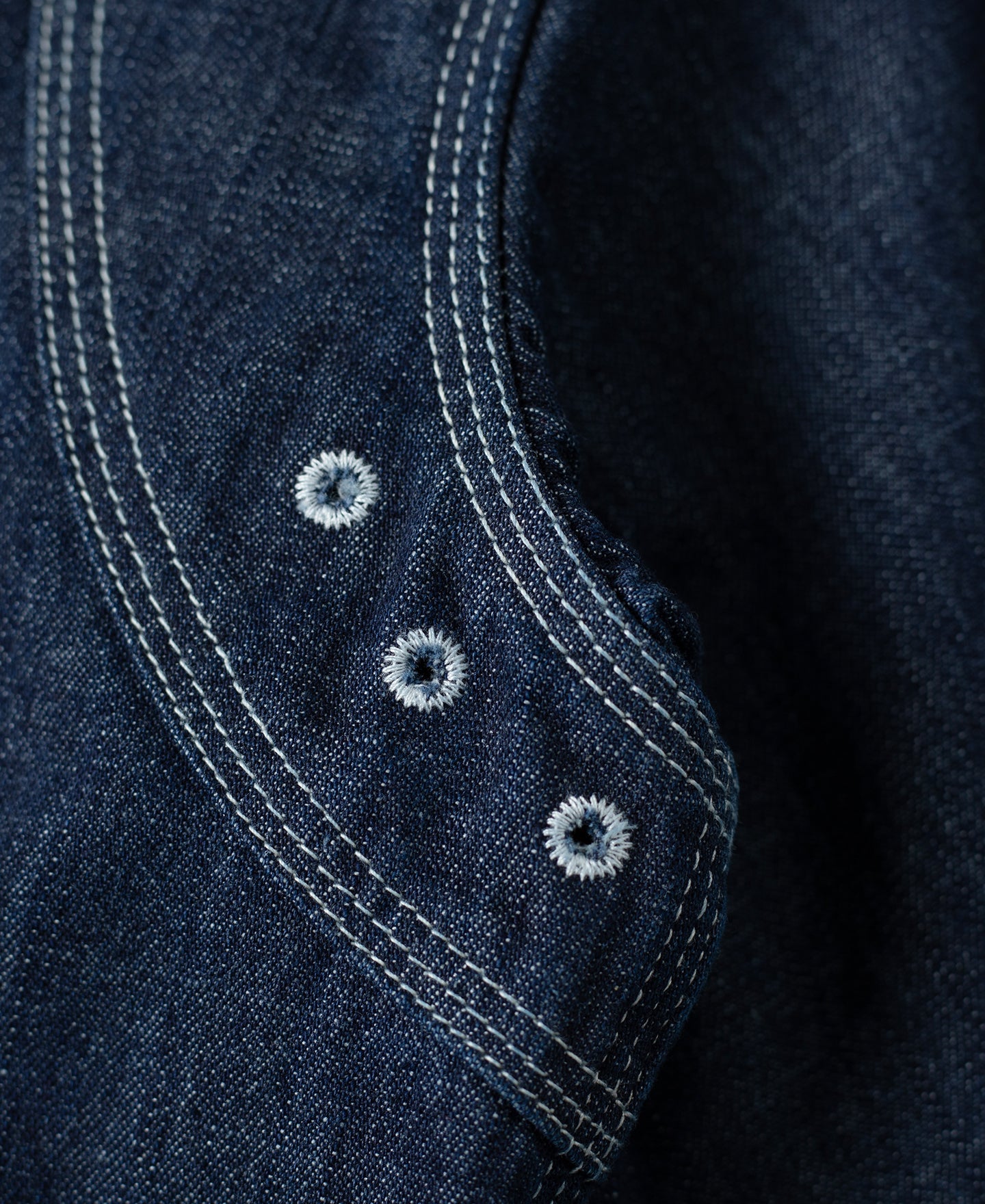 Chemise de travail Indigo en jean à manches longues, poches poitrine et boutonnage.