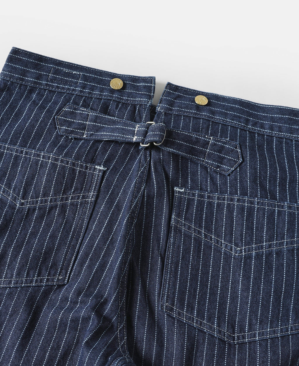 Pantalon de travail indigo à rayures fines, taille haute et boutons en laiton