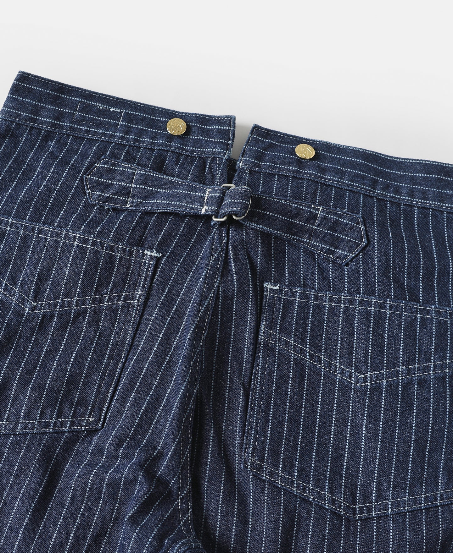 Pantalon de travail indigo à rayures fines, taille haute et boutons en laiton
