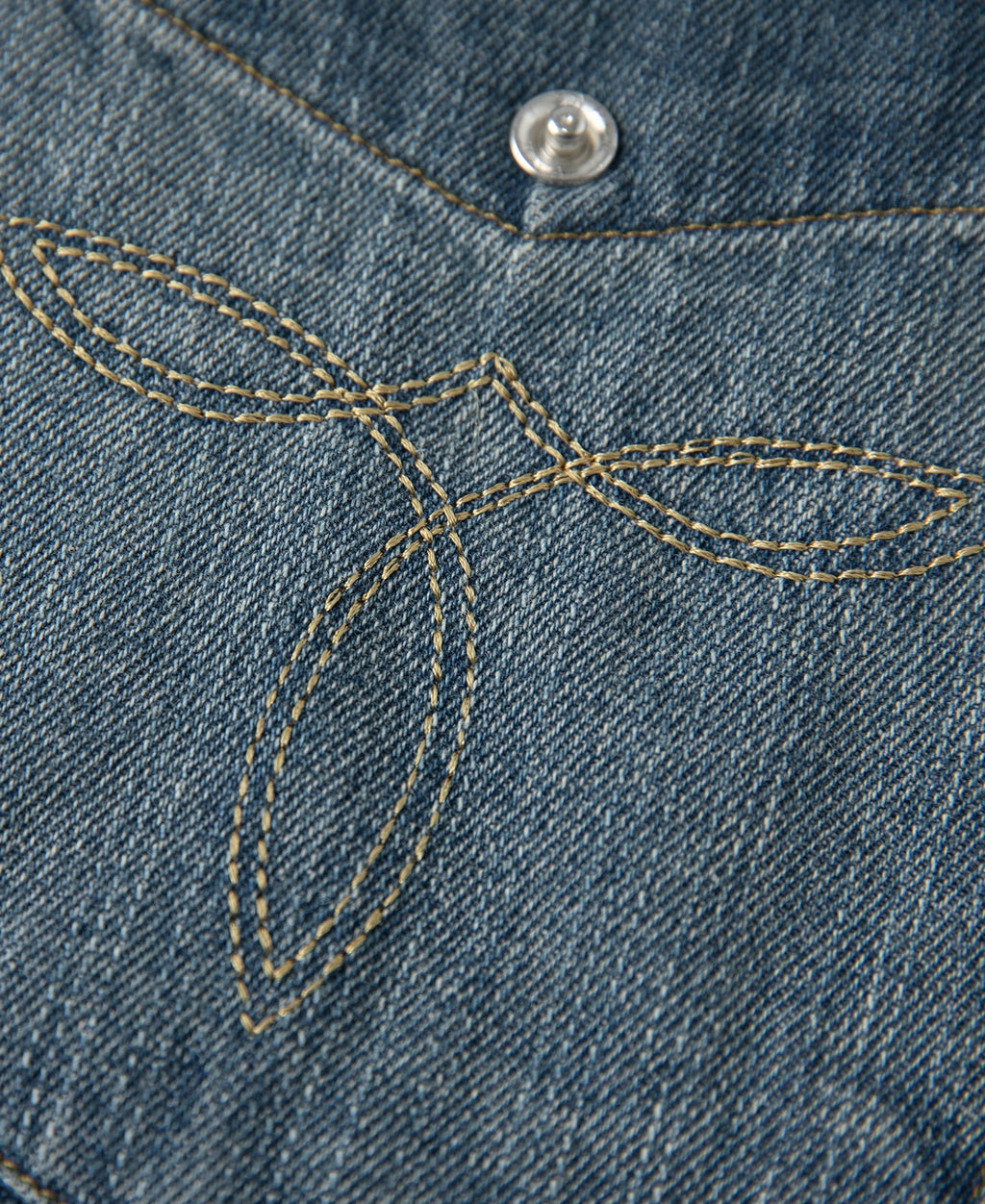 Chemise western en jean flammé bleu avec poches poitrine brodées et boutons-pression